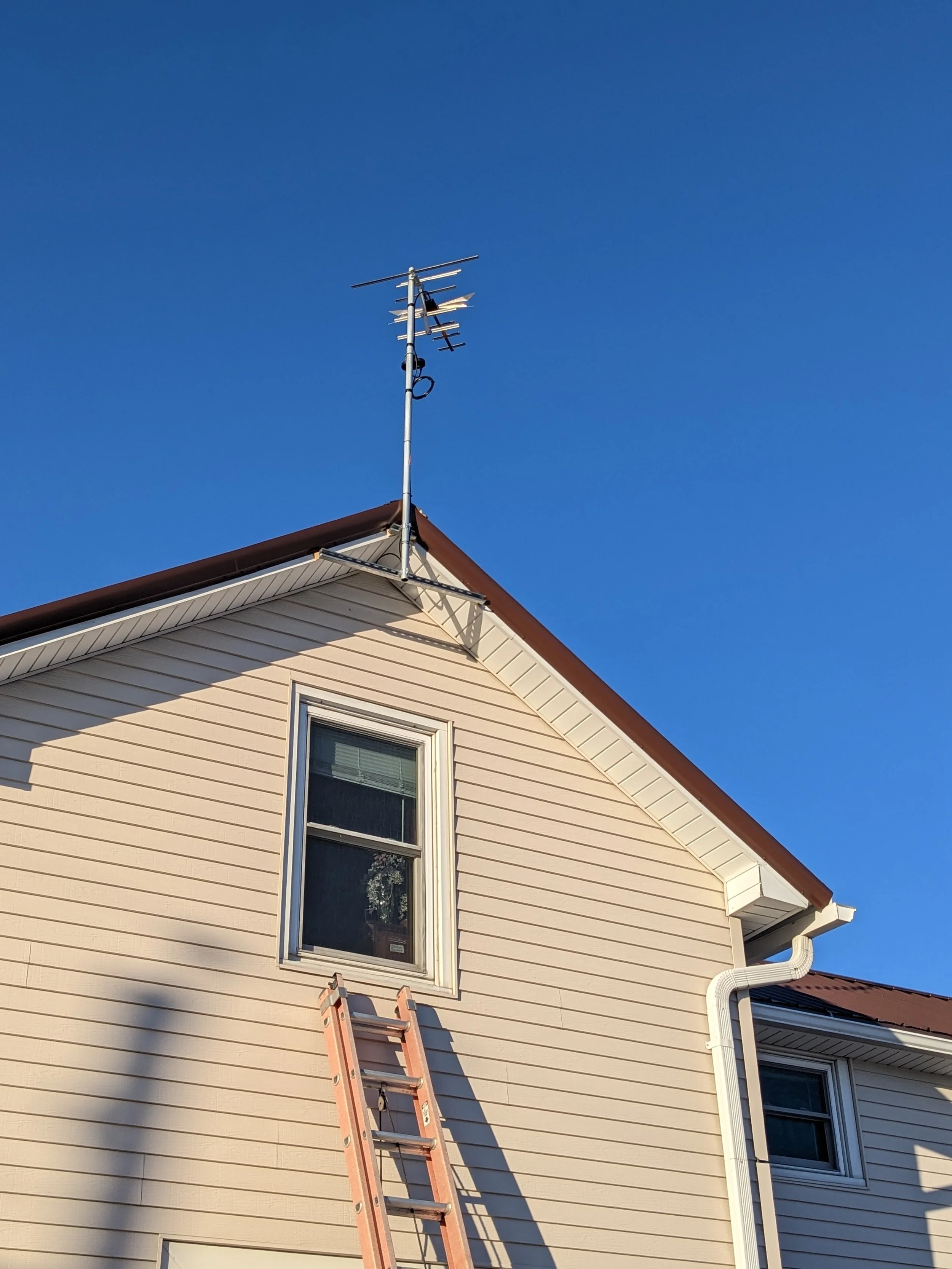Short range antenna with signal booster clear picture