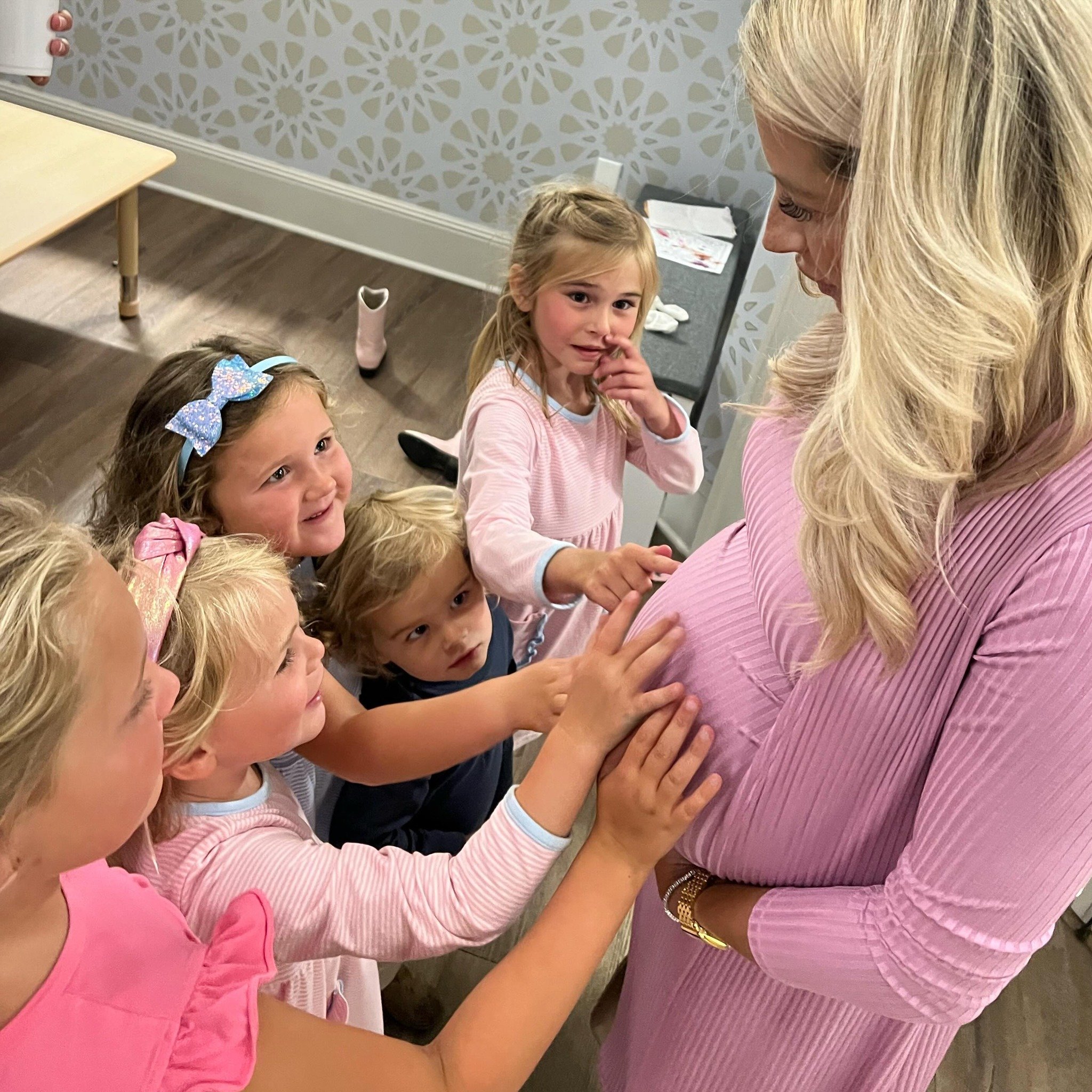 We hope all of you beautiful mamas had a wonderful Mother&rsquo;s Day! 💗 How sweet are these littles loving on @missschneider&rsquo;s bump? 🥹 Look: Bodycon Dress &amp; Duster Set in Pink

#maternity #maternityphotoshoot #pregnant #pregnancy #preggo
