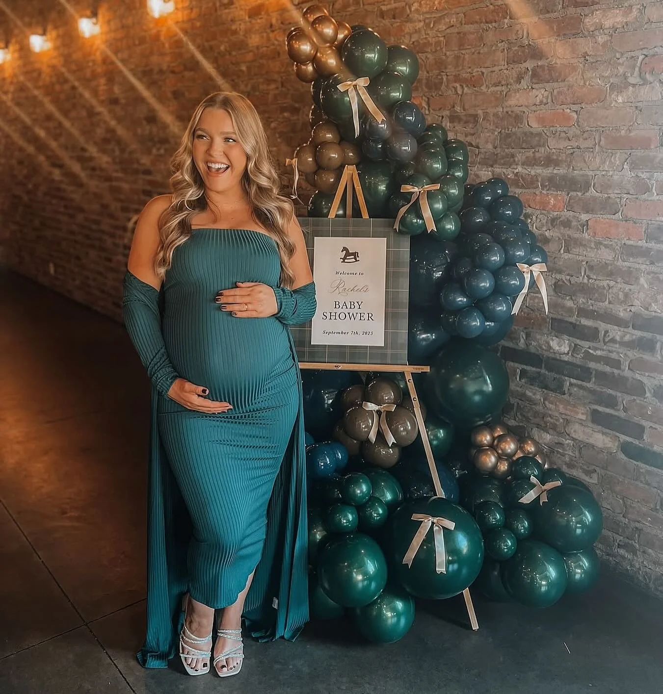 @therachelwitt looking gorgeous at her #babyshower in her hunter green set from @bumpcity_nash 💚💚