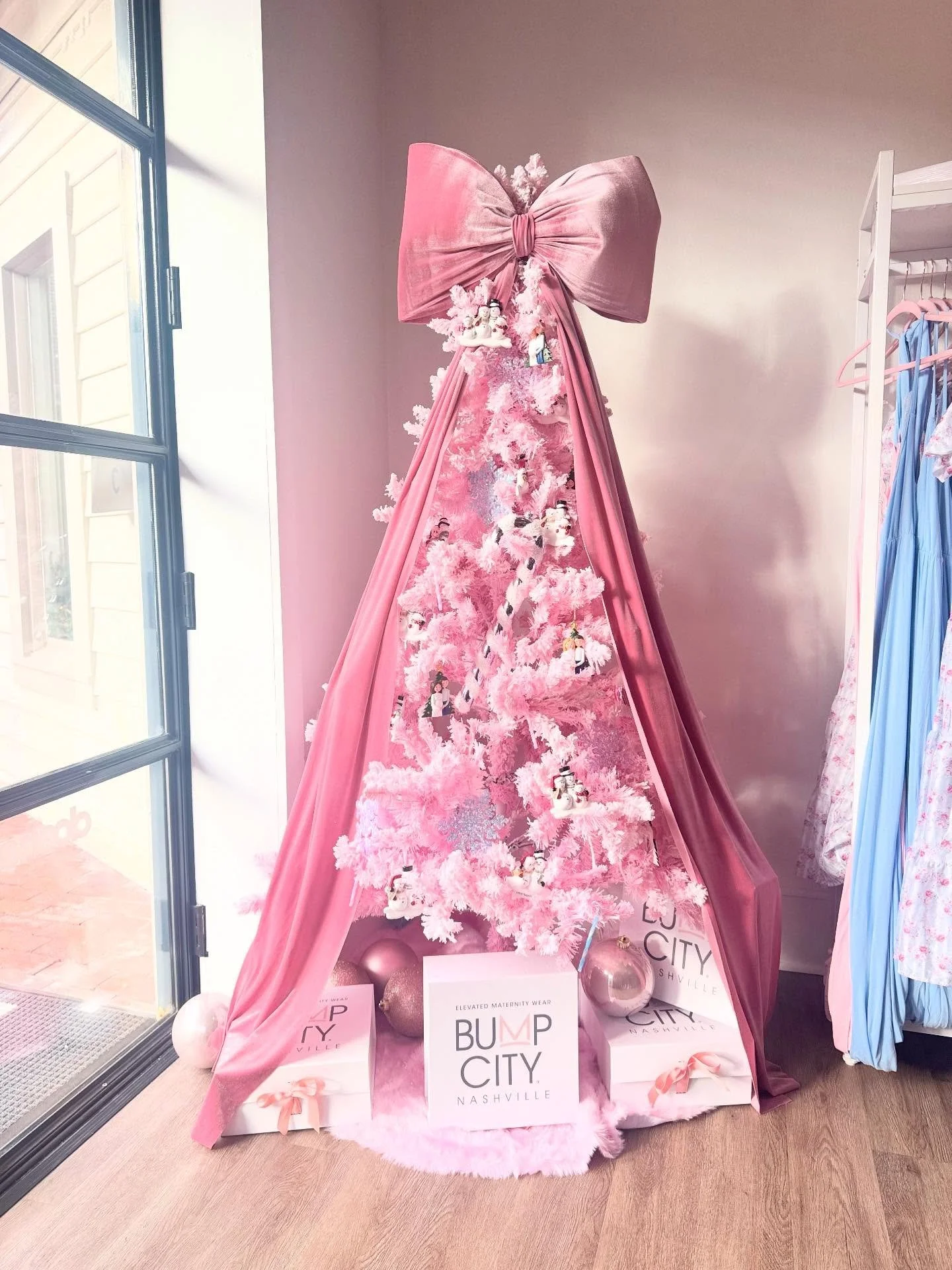 Our holiday decor is now complete with this stunning custom velvet bow by @anyuta_couture_maternity 😍💕- keep your eyes on this business as we&rsquo;ll be announcing some news in the near future! 💕 #bumpcity #nashville