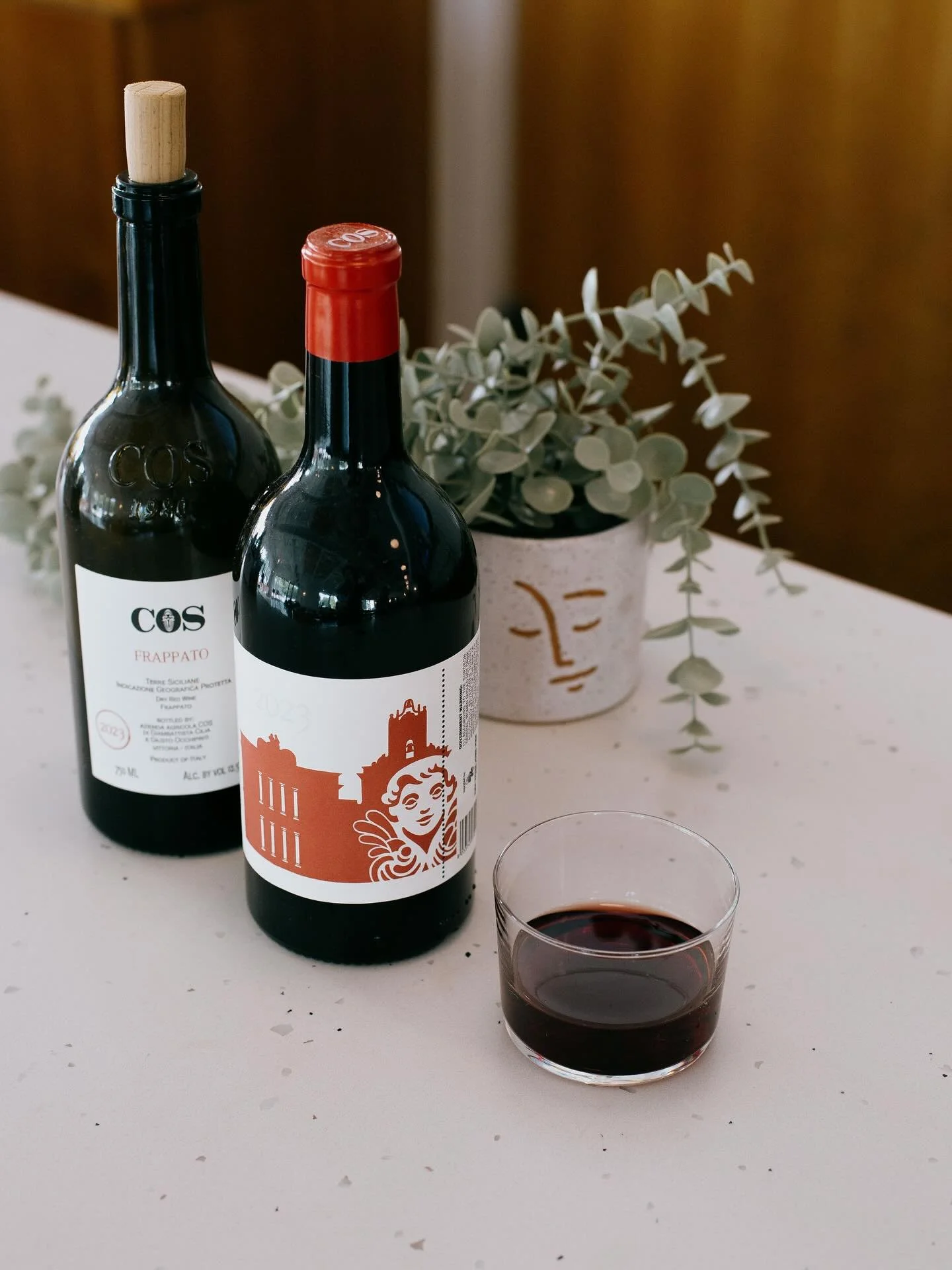 COS Frappato π·β¨
From the southern edge of Sicily, this natural red made from the native Frappato grape tastes like summer fruit and fresh flowers all bottled up. Strawberries, cherries, and a little wild herb. Light, vibrant, and easy to love, it&rs