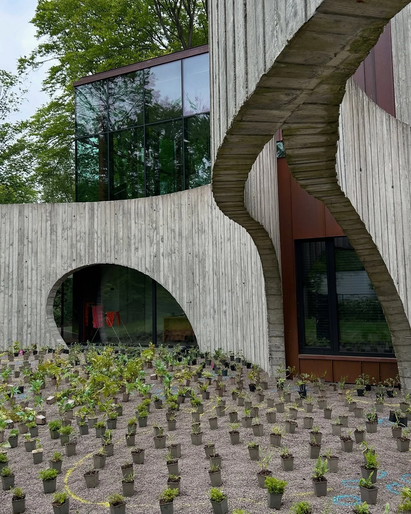 Back again at this insane project. Wonderful day and great to spend time with Tom and the crew of @tuinen_gardor 

Setting out plants for a project of @tom_de_witte_ 

#garden #gardendesign #tomdewitte #design #biodiversity #perennials #architecture 
