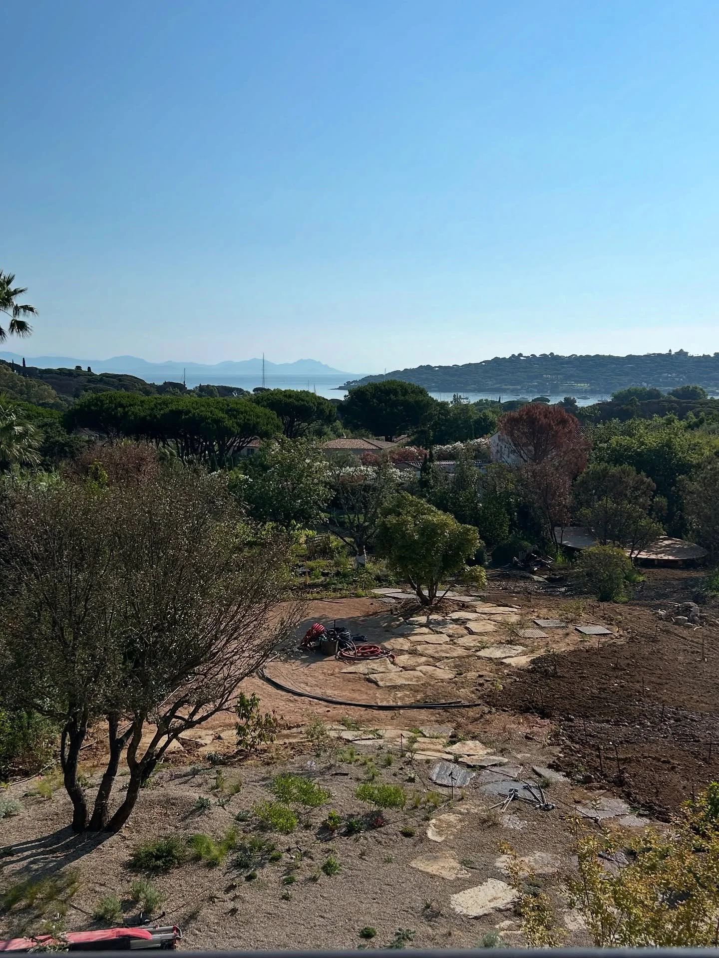 Last week we were back again at the project in Saint-Tropez! Great to set out plants in this garden but quite a challenge with the incredible heat. 🥵

project from @pietoudolf @tom_de_witte_ 
together with @livlineaholm @hortdamn 

architecture by @