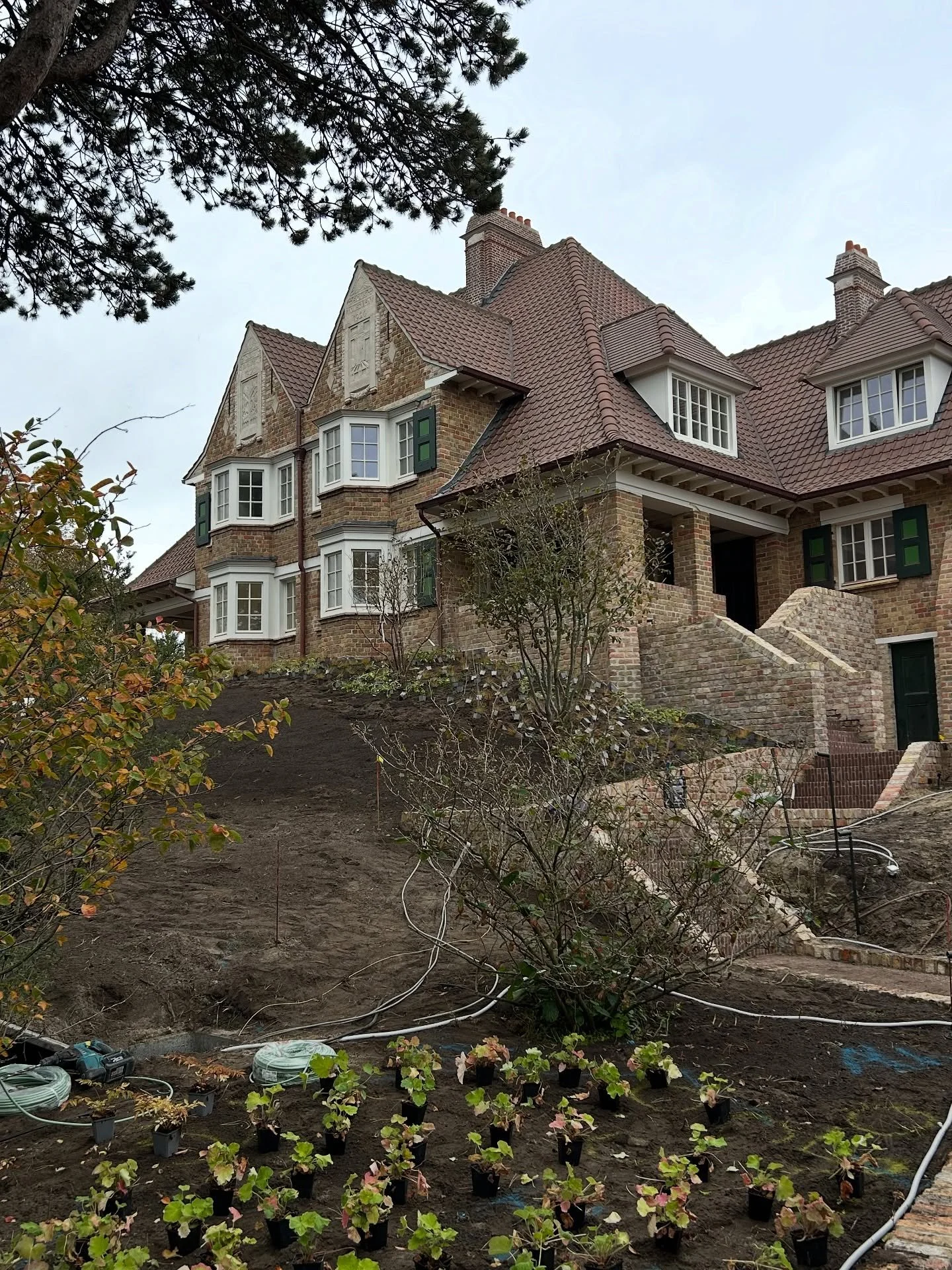 Another great project from last week in Knokke, where one of the oldest villas in Knokke was restored and nicely renovated.

Setting out plants for a project of @pietoudolf and @tom_de_witte_ 

Garden contractor @go_green_bvba 

#garden #gardendesign