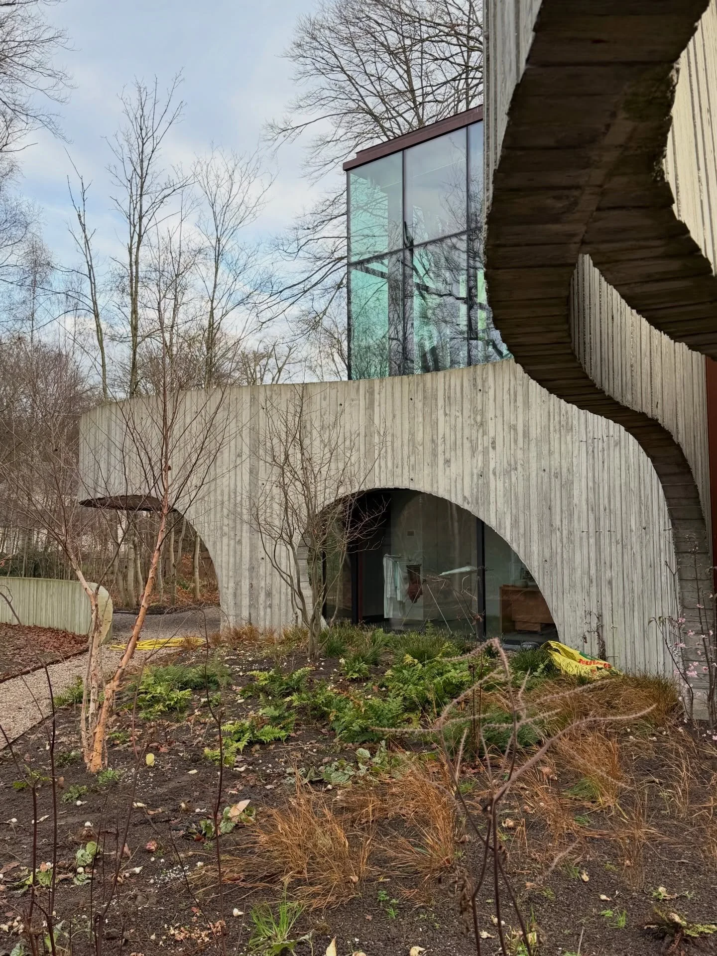 Back again at this insane project with Tom and the crew of @tuinen_gardor 

Laying out bulbs for a project of @tom_de_witte_ 

Architecture by @claerhoutvanbiervliet 

#garden #gardendesign #tomdewitte #design #biodiversity #perennials #architecture 