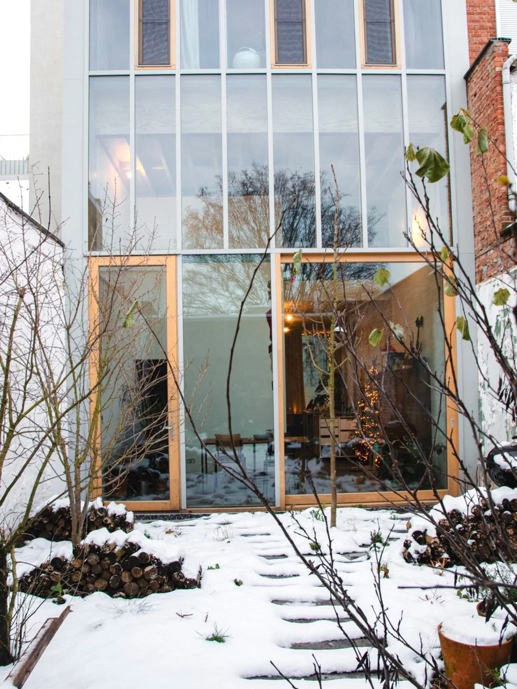 Yesterday I received these nice pictures from my clients. 

The snow creates a magical effect, especially in combination with the log piles. These provide structure in the garden throughout the year.

The beautiful home has been designed by the clien