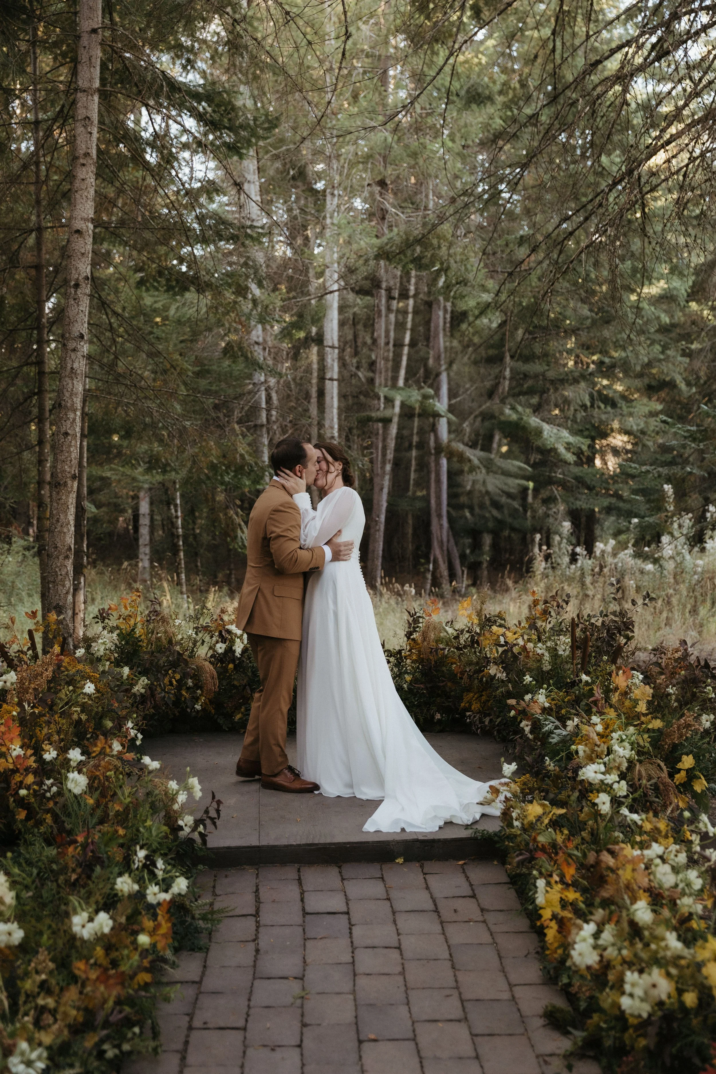 Abby & Ian nest kissing.jpg