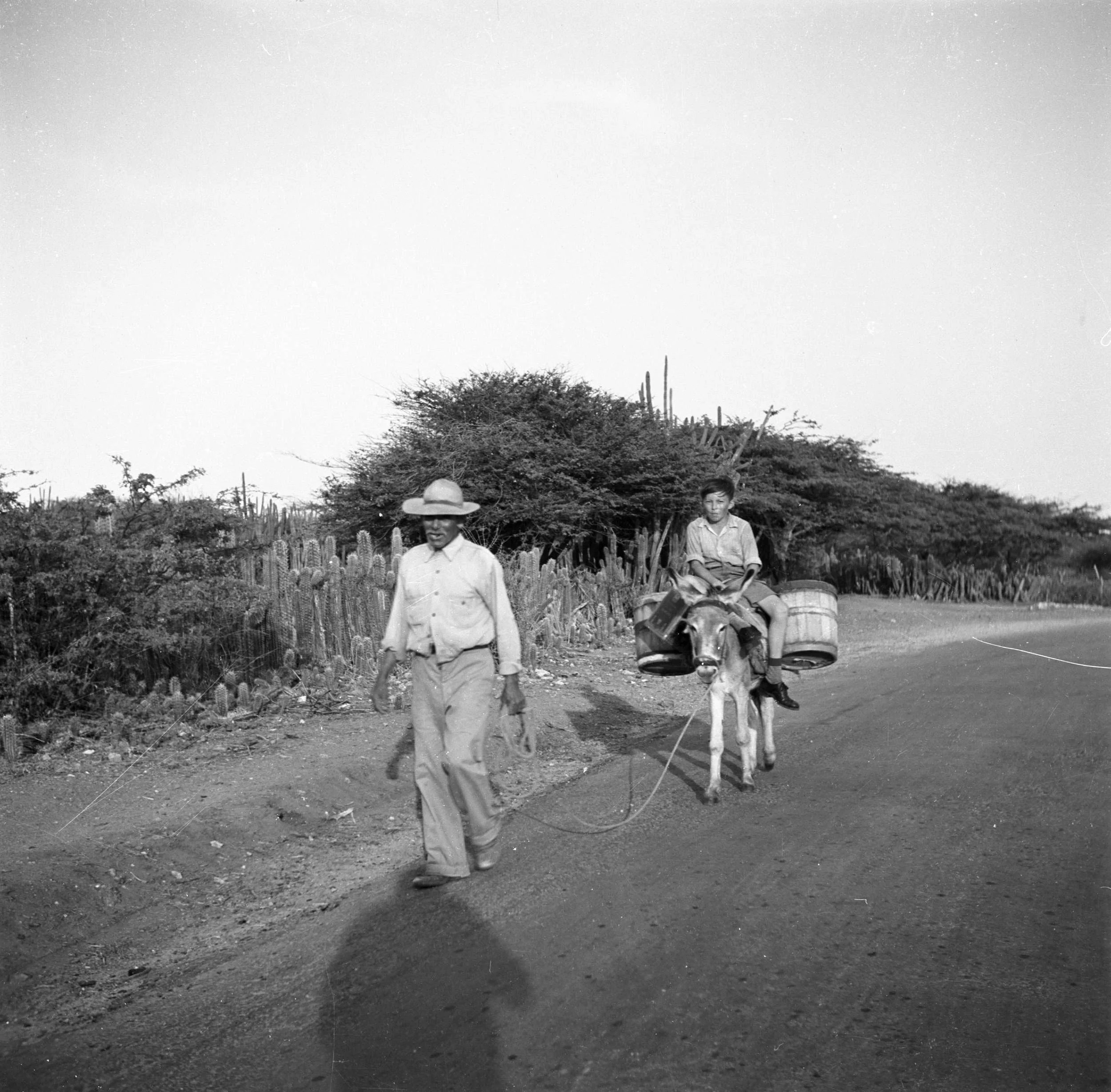 Historic photograph of Watertransport op Aruba dated 1947 in the Nationaal Archief collection.