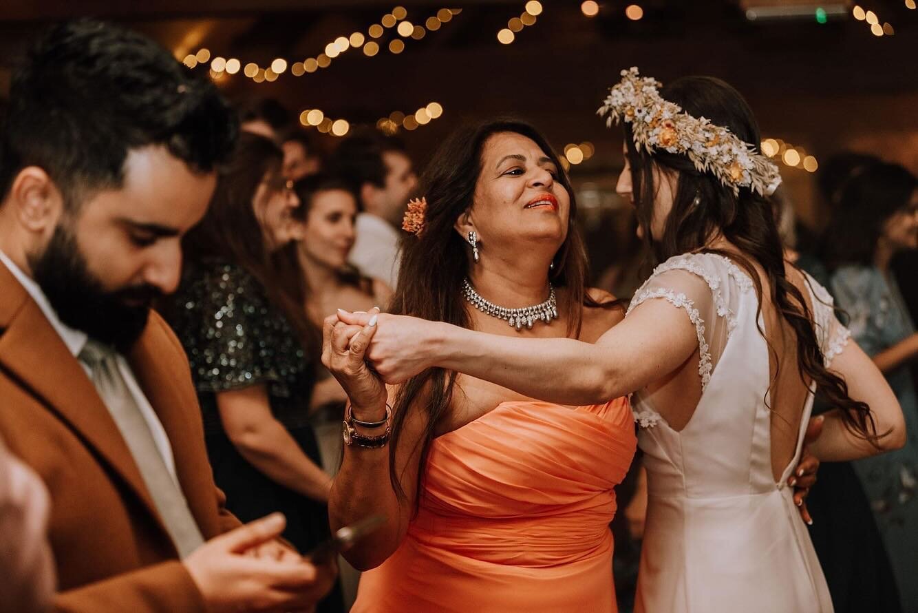 🎉📸 Let the good times roll! 🎶💃🕺

As a wedding photographer, one of my all-time favorite parts of the celebration is when the formalities fade away, the lights dim down, and the dancefloor heats up! There&rsquo;s something magical that happens wh