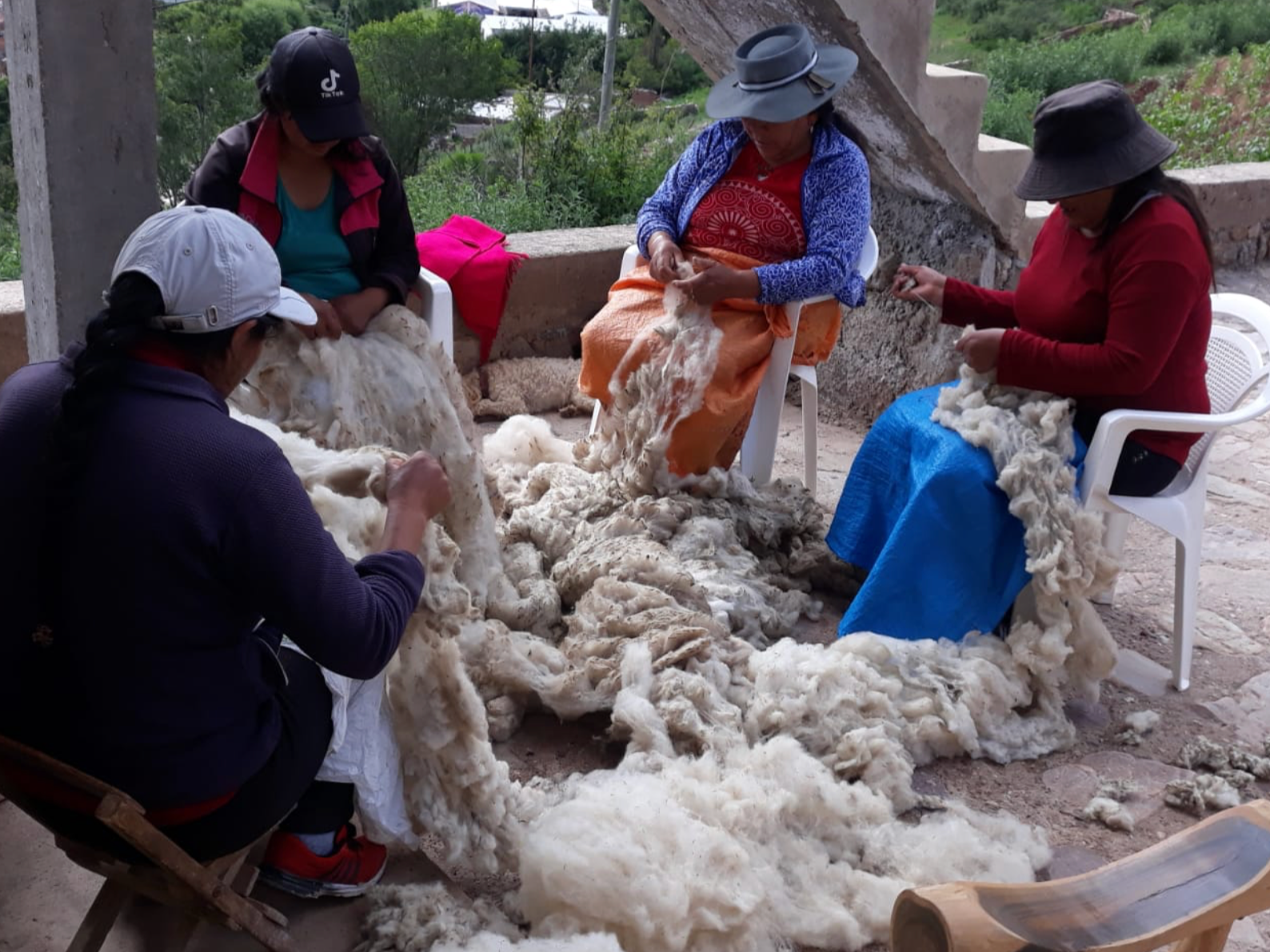 Kolla loom weaving using camelid fiber. Image source:  agencypresentes.org