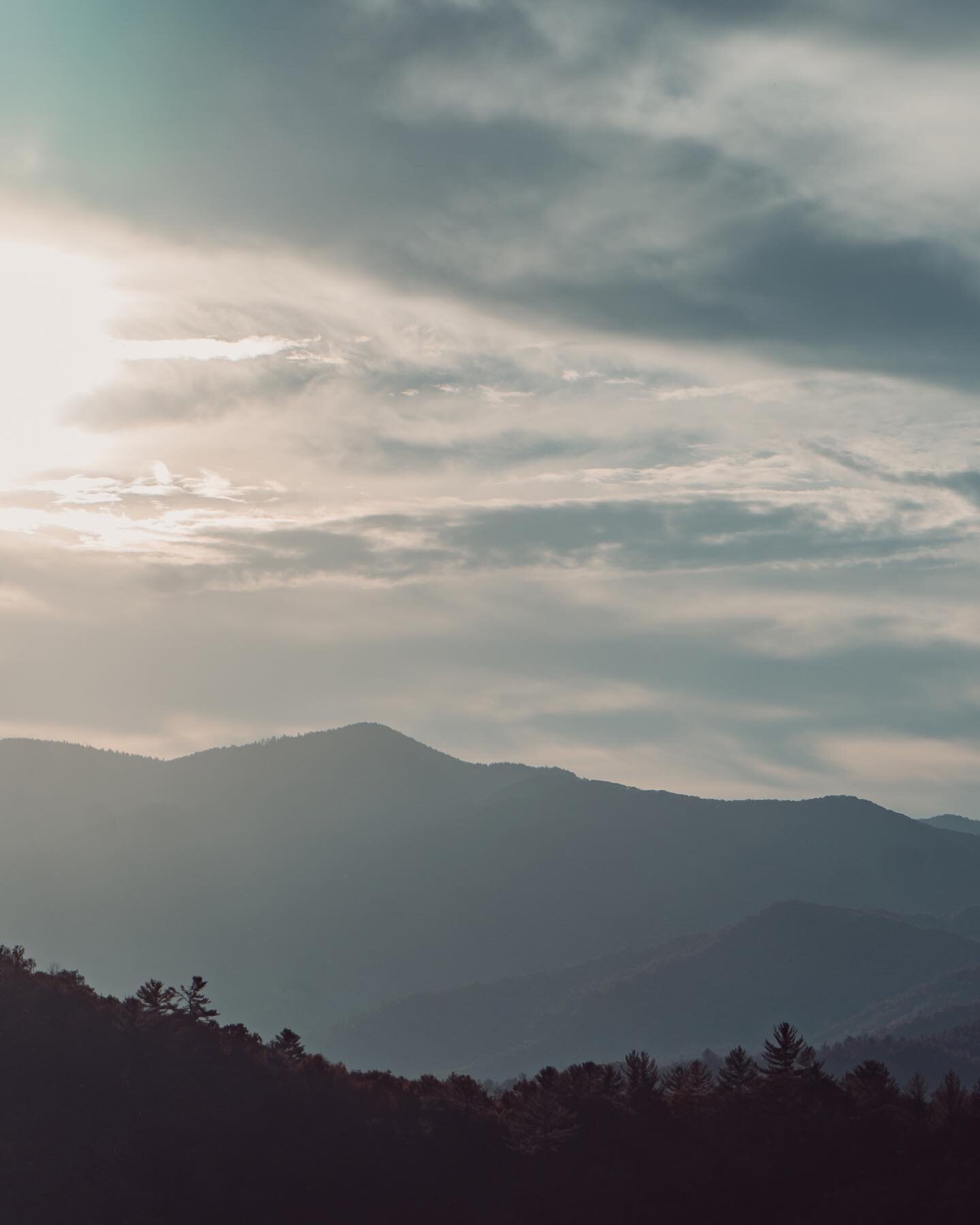 smokey ⛰️ 

Happy New Year! Let the grind continue and the progress increase! I&rsquo;m ready for whatever God has for me. 🤎

Wish I could wake up with this view everyday!

#happynewyear #2023 #photooftheday