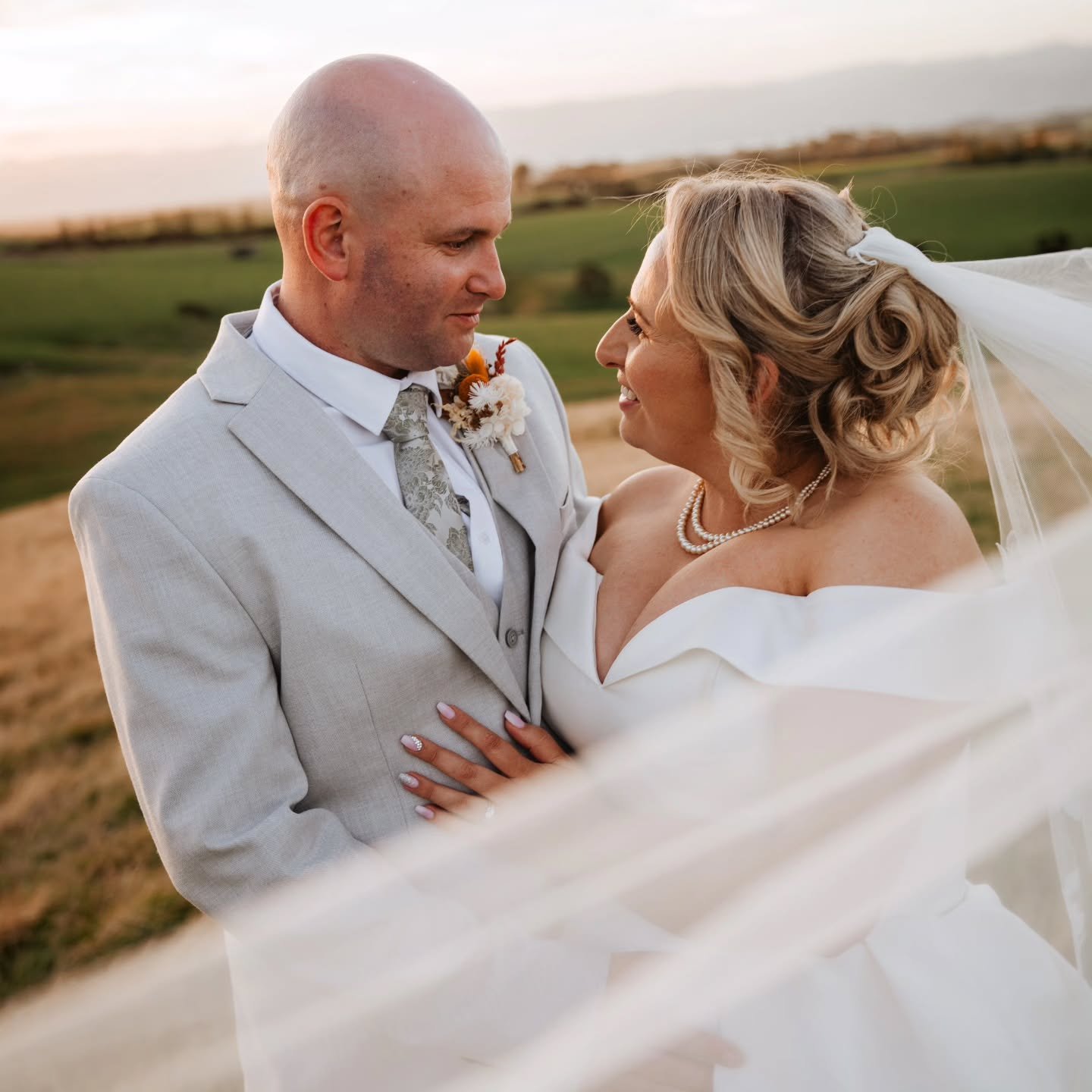 Stunner day, Stunner couple, Bloody good company!☀️✌️

More photos at www.htmedia.co.nz (link in bio) 

🌿 The Legends🌿
Venue: @tironuifarm
Celebrant: @kapiti_coast_celebrant_fran
Makeup: @kerrytaylormakeup
Cake: @stilettostudiocakes
Catering: @ther