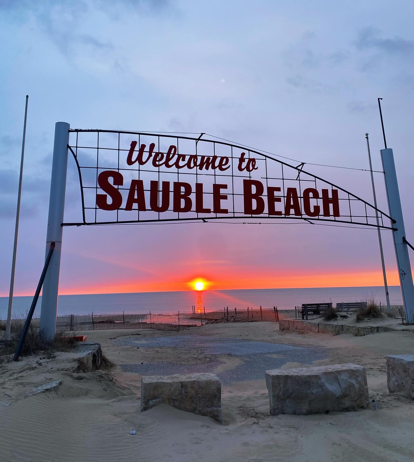 The sky is shifting, and so is the season.🌞🌊 As Sauble awakens for summer, it’s the perfect time to pause, reset, and reconnect. Reflexology or Indian Head Massage, anyone?
I caught this beautiful moment on my way home last night—ther
