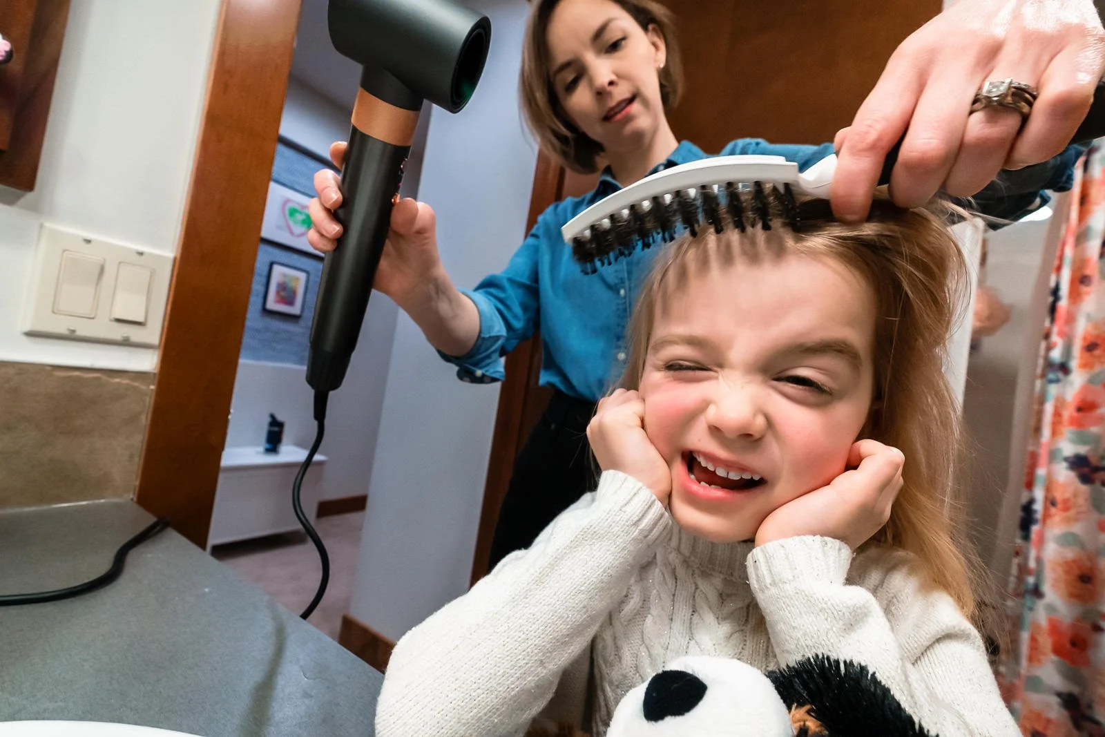 documentary-family-photography-calgary-mom-brushing-daughters-hair
