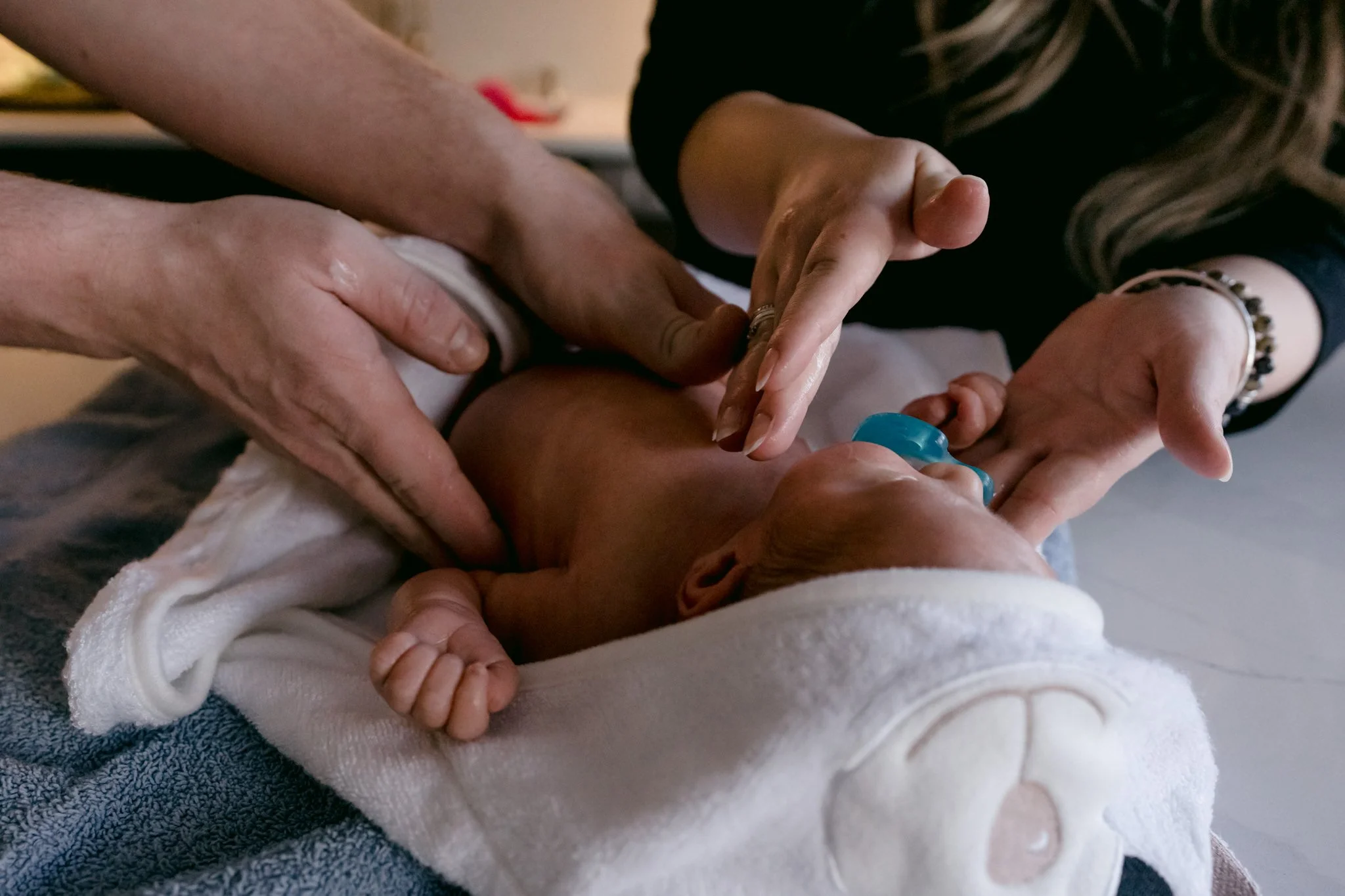 Alison-Lapczuk-Calgary-Family-Newborn-Photographer-changing-newborn-diapers-53.jpg