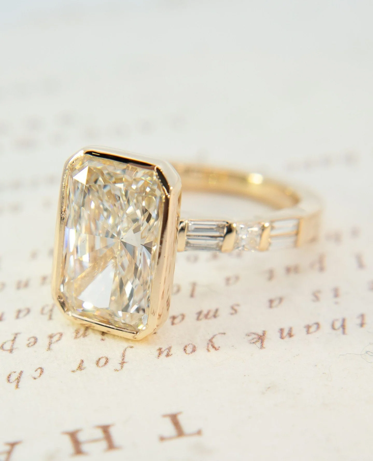 The bezel set radiant cut engagement ring of our dreams! 😍
#radiantdiamond #bezelset #yellowgold #engagementring #customengagementring #customjewelry #forgejewelryworks