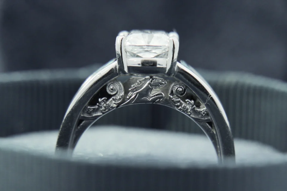 Horse and filigree in under gallery of ring in white gold