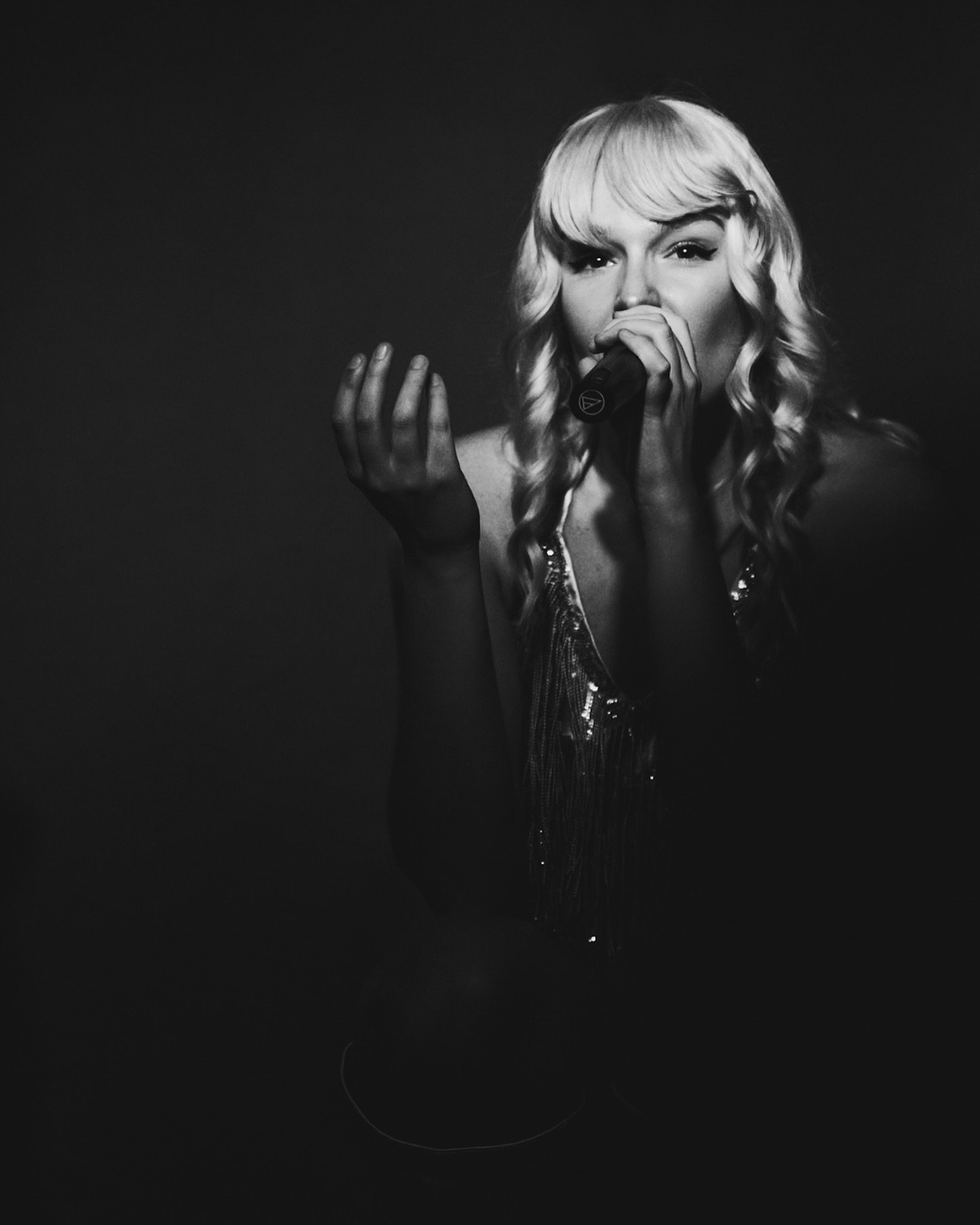 Last weekend. 
Taylor Swift Tribute. 
More to come. 

Meet @itsjessicahere 

#blackandwhite #musicartist #singerlife #concertphotography #taylorswifttribute #niagaraonthelake #photographyaddict #corkswinebarandeatery #weekendfun❤️