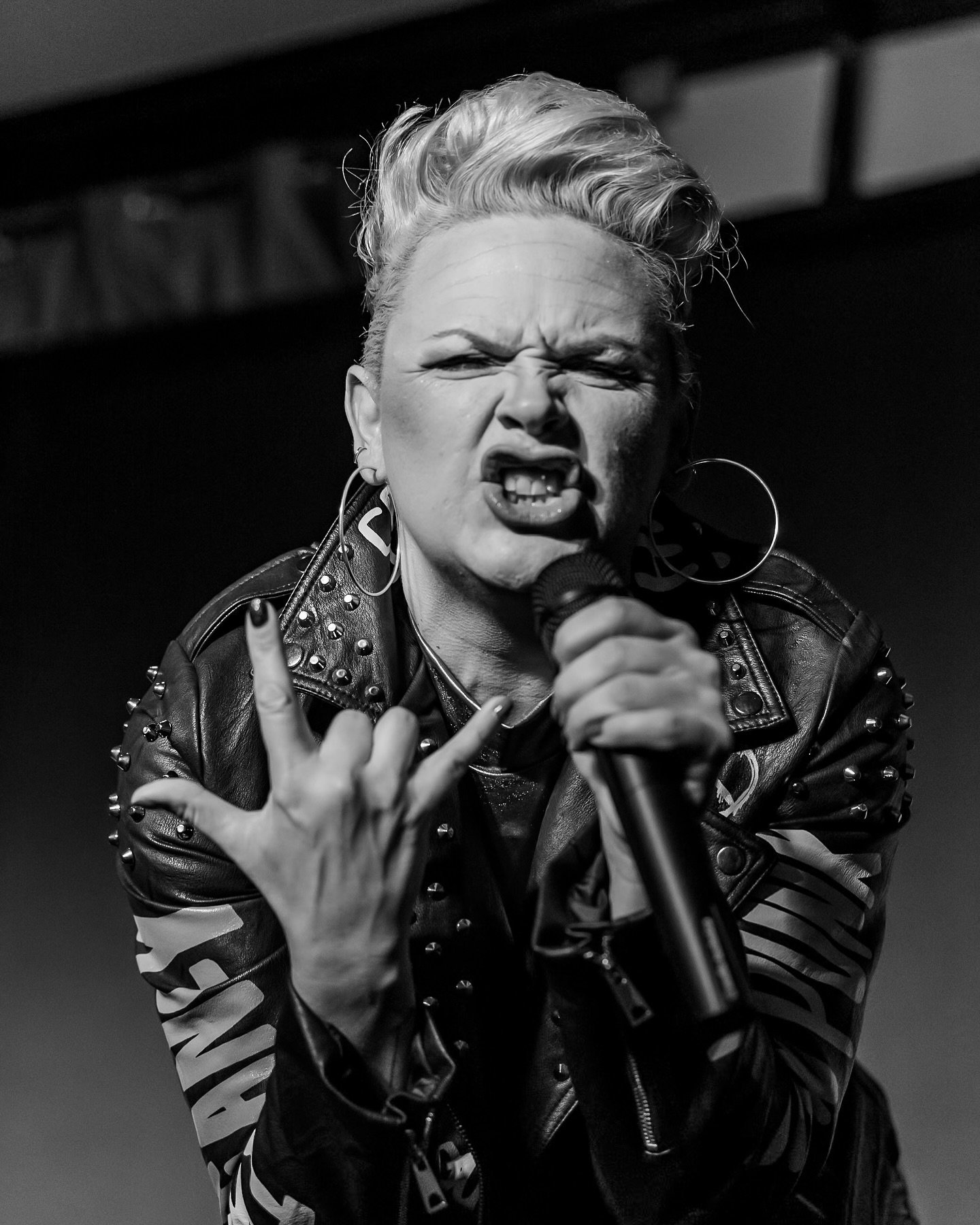 Another one from last weekend's 
&quot;So what!! Shake it off!! Show&quot;

Pink tribute. (So so good!!) 

Meet: @singseegersing 

#livemusic #livemusicphotography #musicartist #pink #checkherout #greatnight #niagaraonthelake #eventphotography #chang