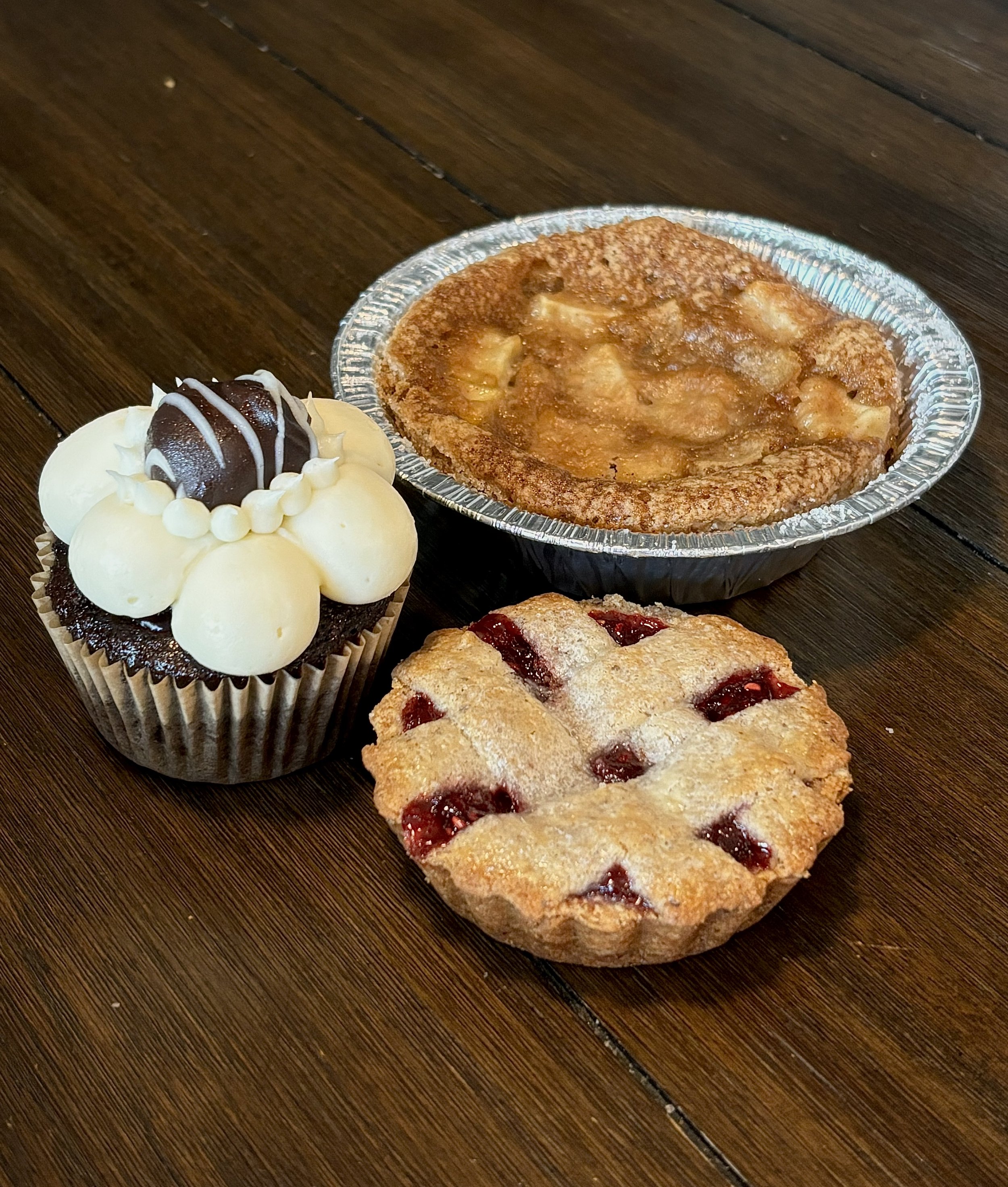 Apple Cake (top right)
Black Forest Cupcake (left)
Linzertorte (bottom right)