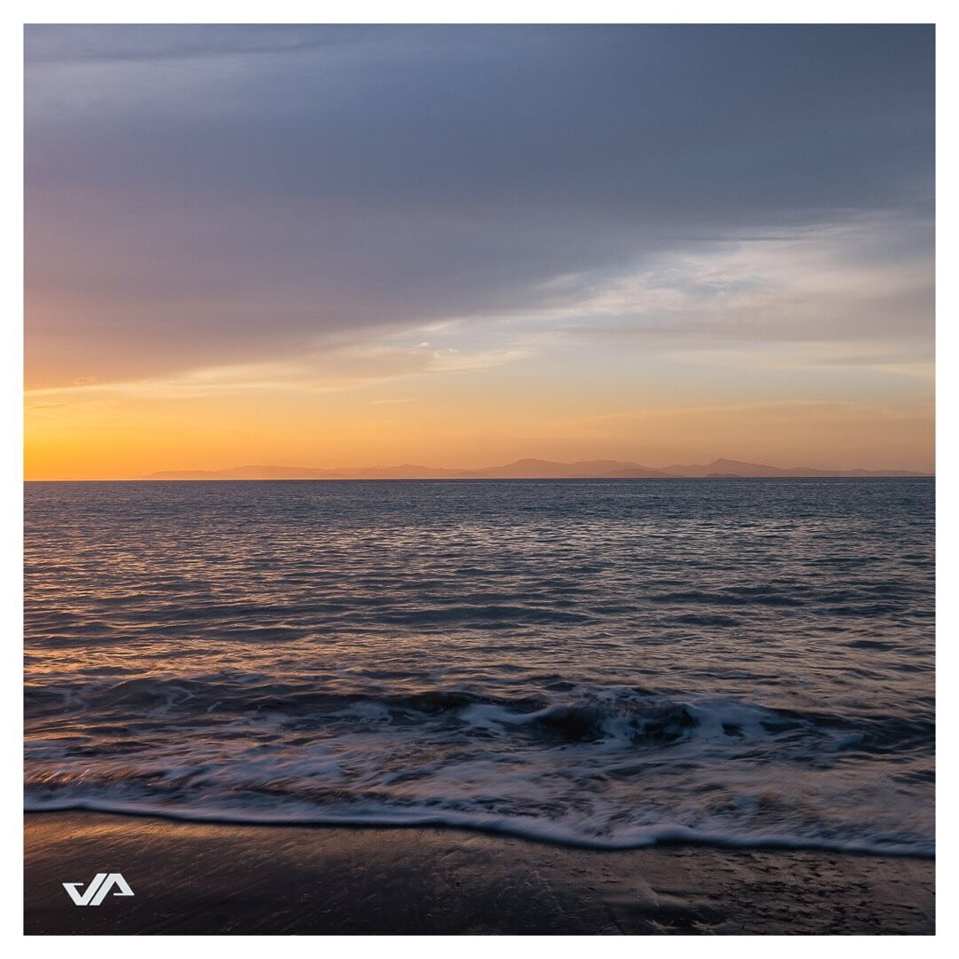 𝓗𝓸𝓻𝓲𝔃𝓸𝓷

Beautiful sunsets off the coasts of Costa Rica; part of the &ldquo;Pura Vida&rdquo; collection. 

This print can be purchased at my website below

Prints &amp; photography services:

www.joshuarvie.com

#photographer #fineartphotograp