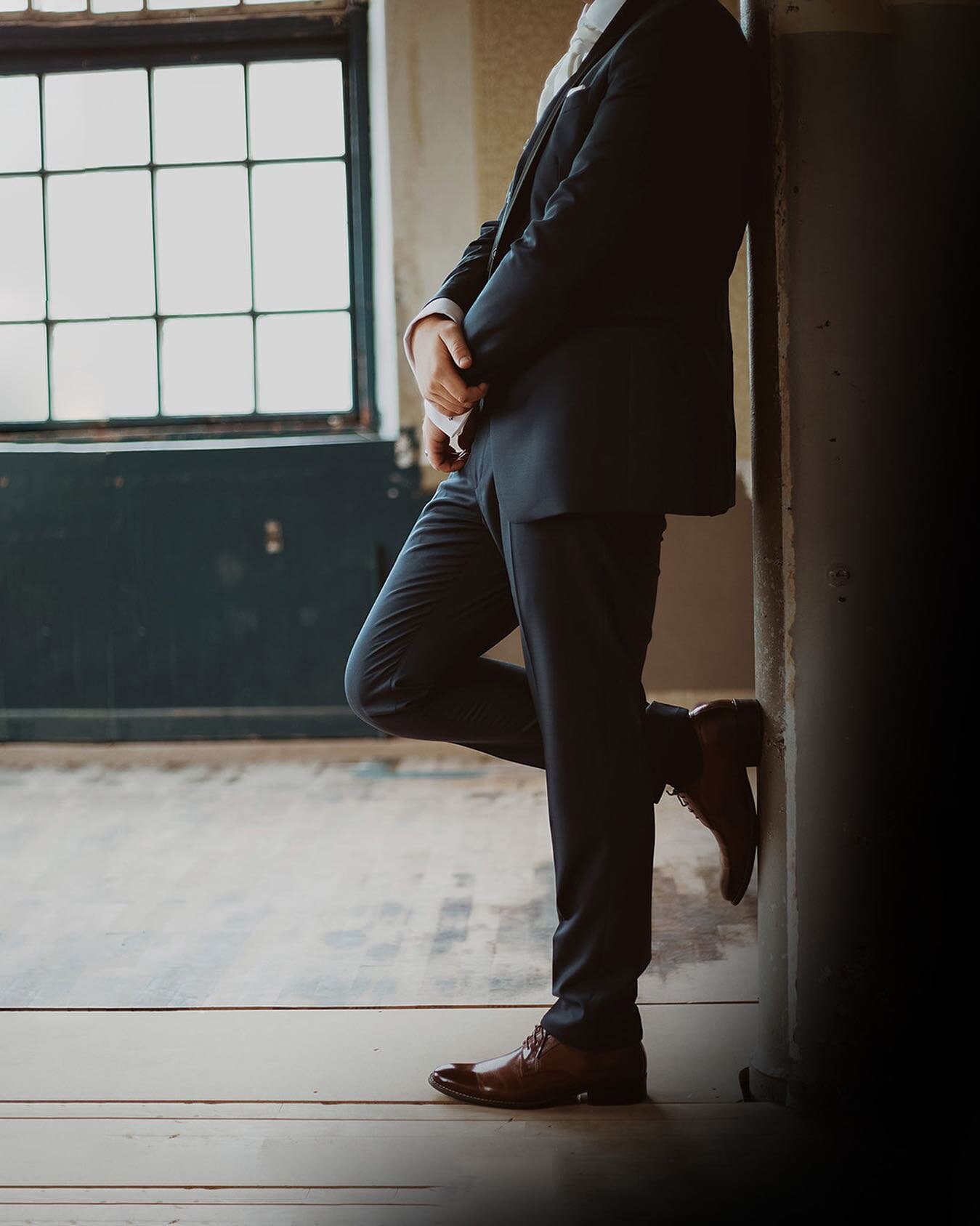 Du vet v&auml;l om att vi har herrkl&auml;der i butiken? 👏 

H&auml;r hittar du allt ifr&aring;n kostymer, smoking, frock coat, frack eller jaquette med tillbeh&ouml;r. 

F&ouml;r herrar finns det &auml;ven m&ouml;jlighet att hyra!

V&auml;lkommen a