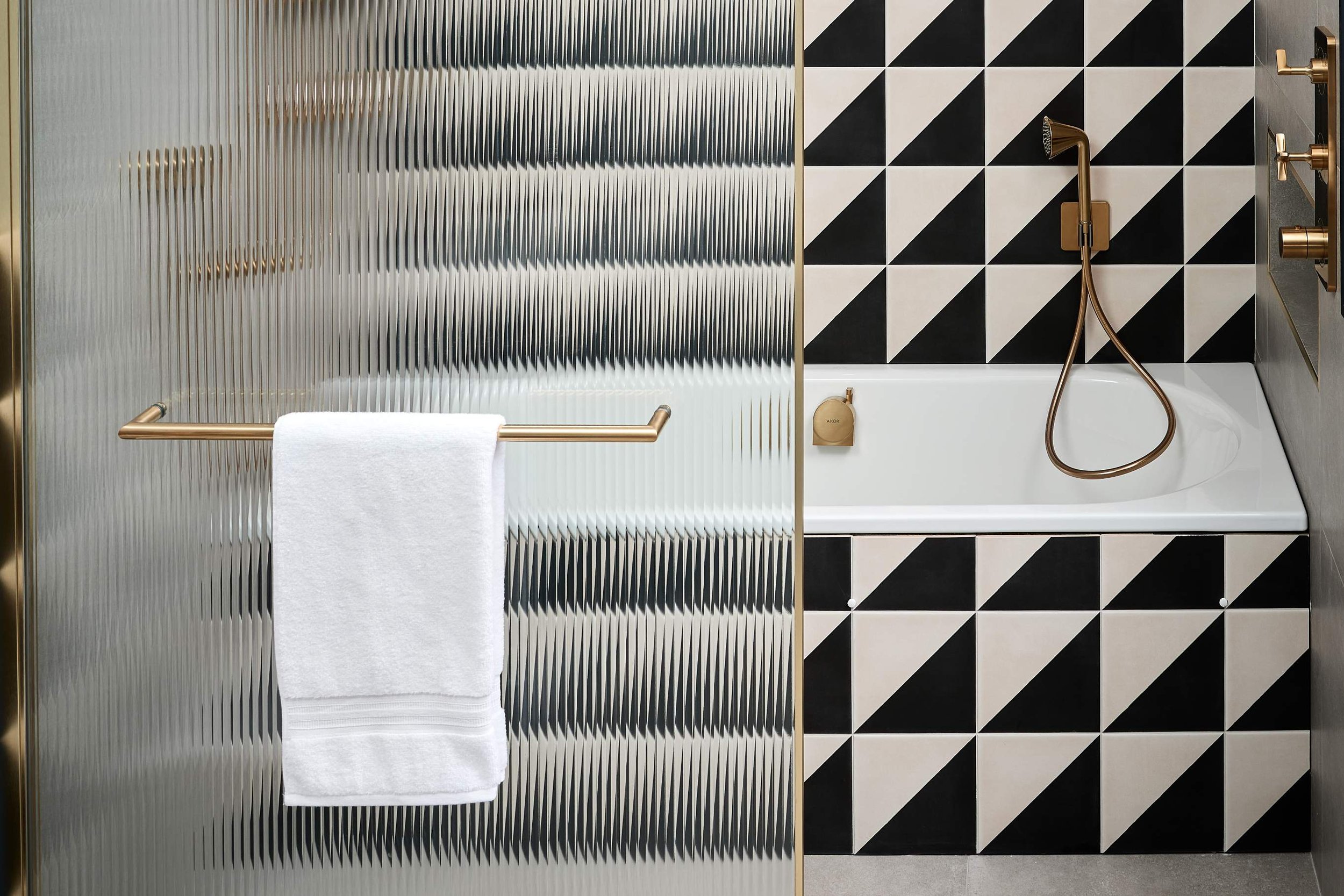 ripples-nottingham-display-with-fluted-shower-screen.jpg