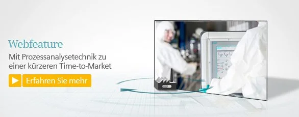 Werbebild für ein Webfeature zur Prozessanalysetechnik mit der Aufschrift 'Mit Prozessanalysetechnik zu einer kürzeren Time-to-Market'. Im Bild ein Techniklabor mit Personen in Schutzkleidung und ein Bildschirm. Gelber Button mit 'Erfahren Sie mehr'.