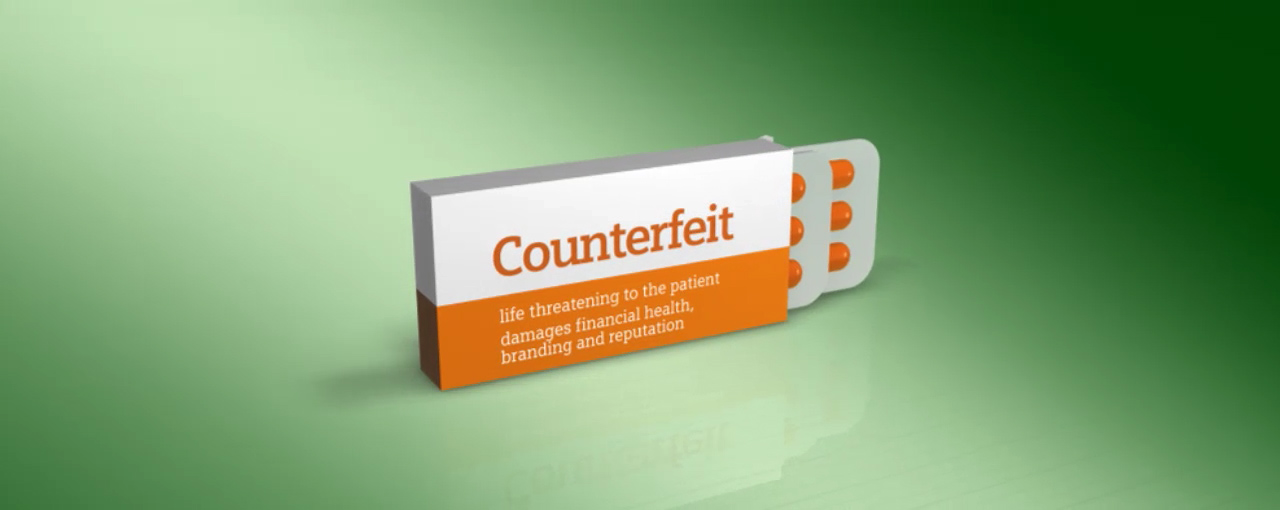 Fälschung Tablettenverpackung mit Blister im Hintergrund, auf der Packung ist "Counterfeit" geschrieben mit Warnung: "lebensbedrohlich für den Patienten, schadet finanzieller Gesundheit, Marken und Ruf."