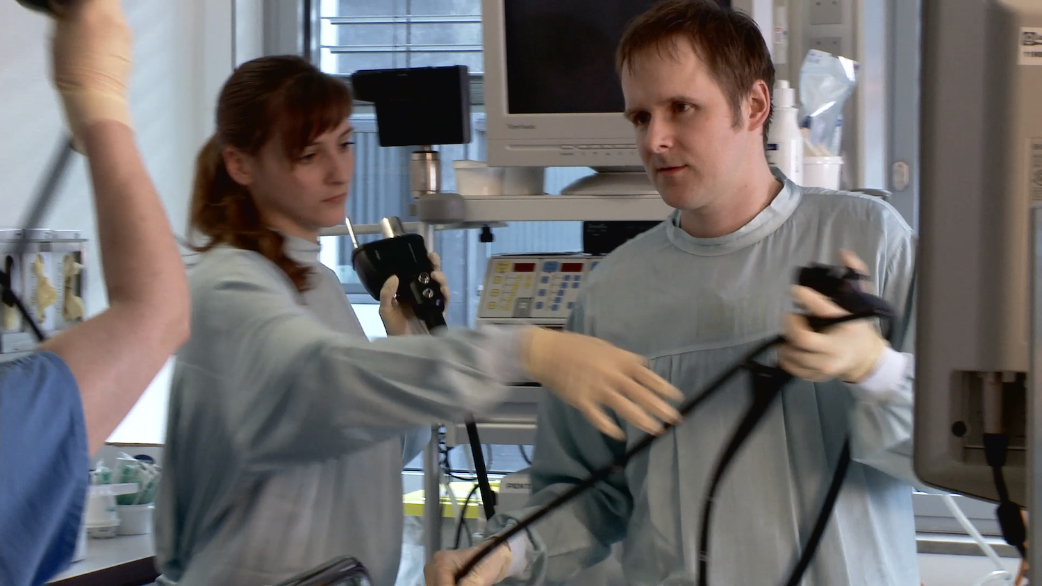 Ärzte in OP-Kleidung arbeiten mit medizinischem Equipment in einem Krankenhaus.