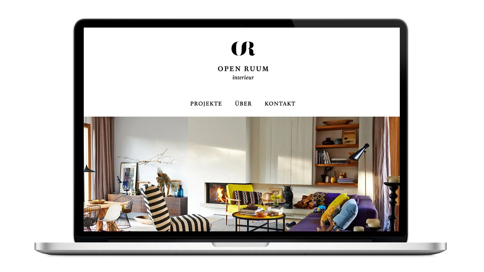 Laptop mit geöffneter Website von "Open Ruum Interieur", zeigt modernes Wohnzimmerdesign mit Kamin und bunten Möbeln.