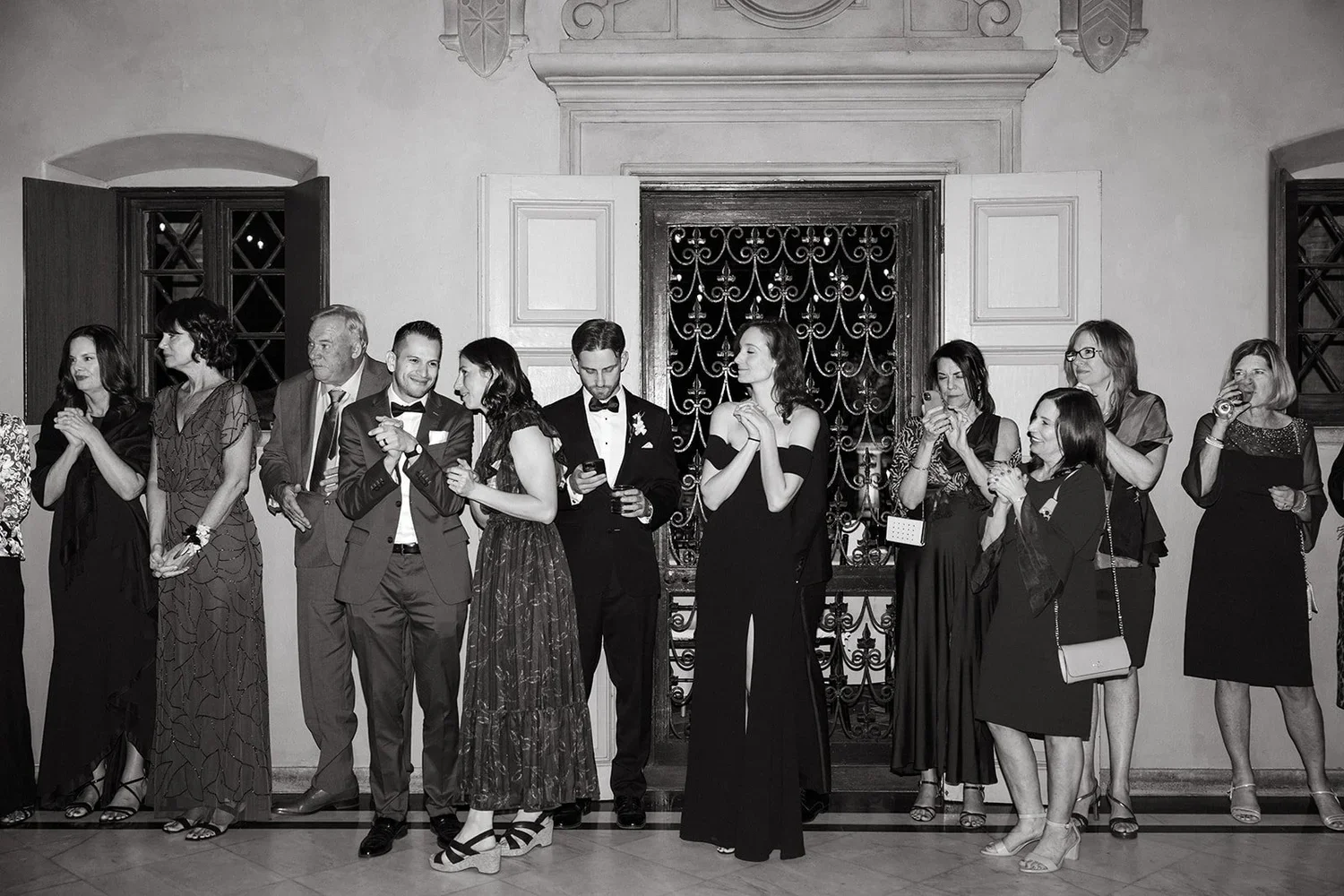 weddingguestscandidonfilmatitaliyvilla.webp
