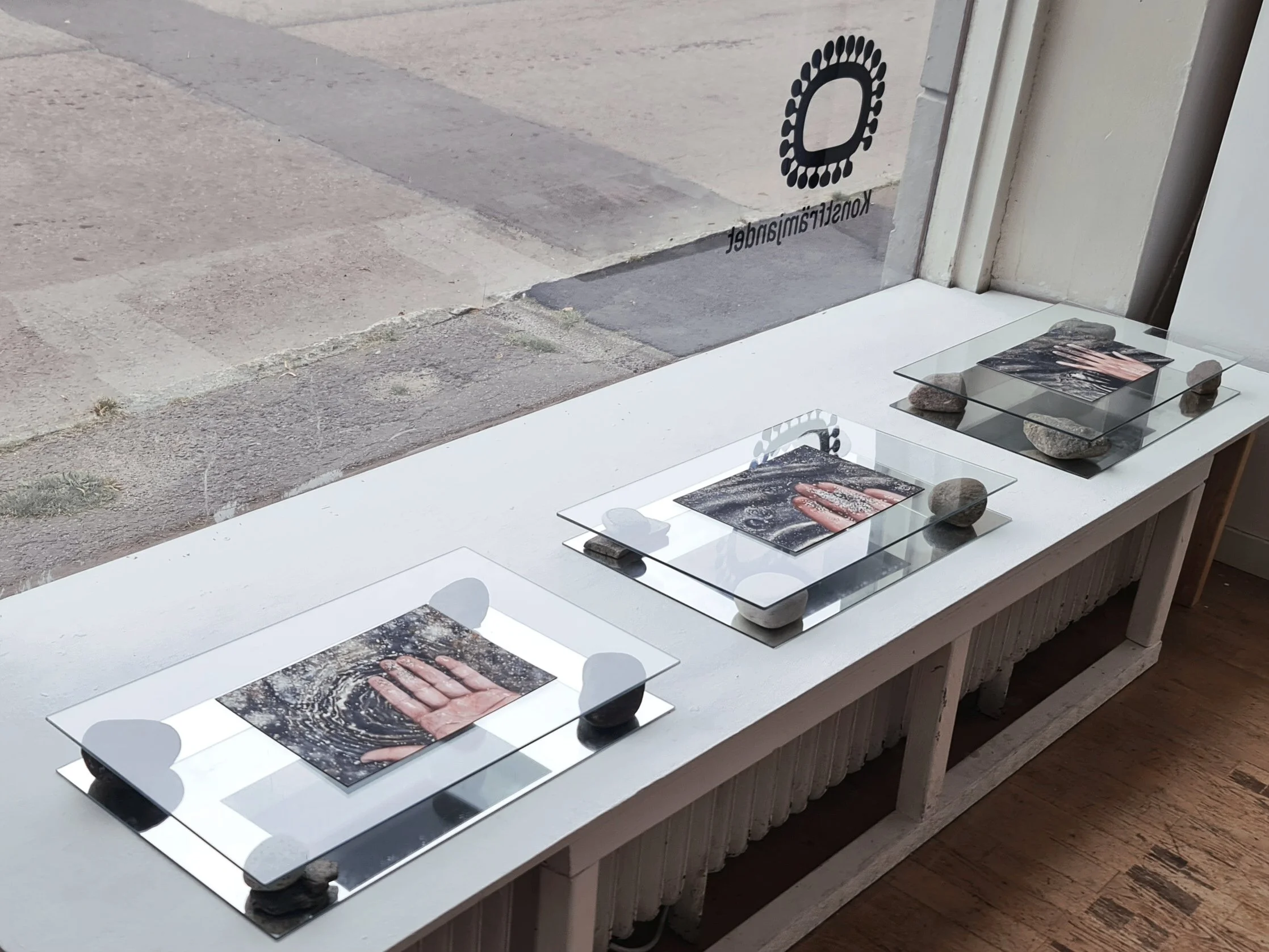 INSTALLATION VIEW - Mirrors, rocks, glass