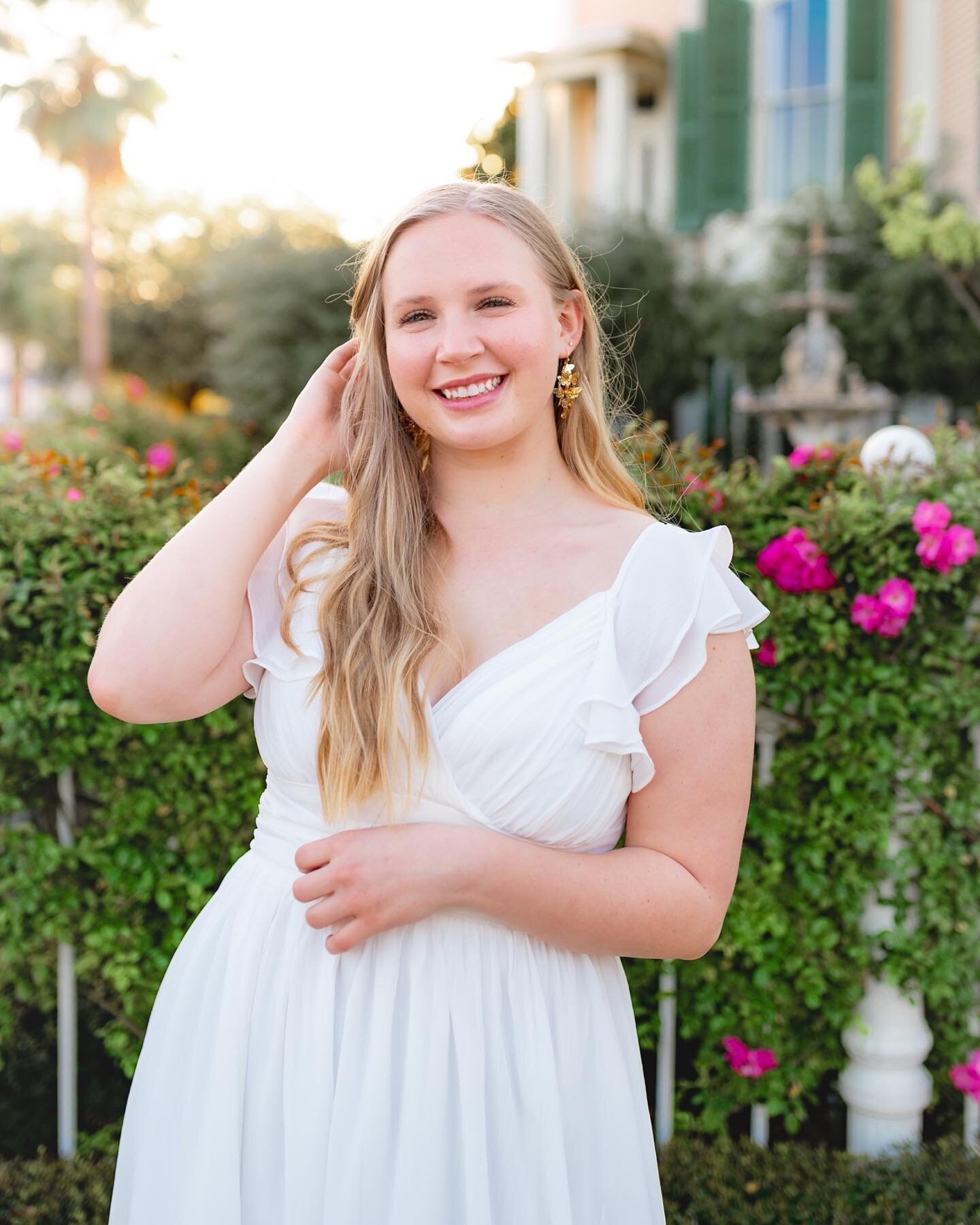 I had so much fun at this session capturing Sydney as she celebrated her upcoming graduation from UTMB. 🎉
&bull;
&bull;
&bull;
&bull;
&bull;
&bull;
&bull;
&bull;
&bull;
#utmb #utmbgrad #utmbgraduate #utmbgalveston #galvestonphotographer #medicalstud