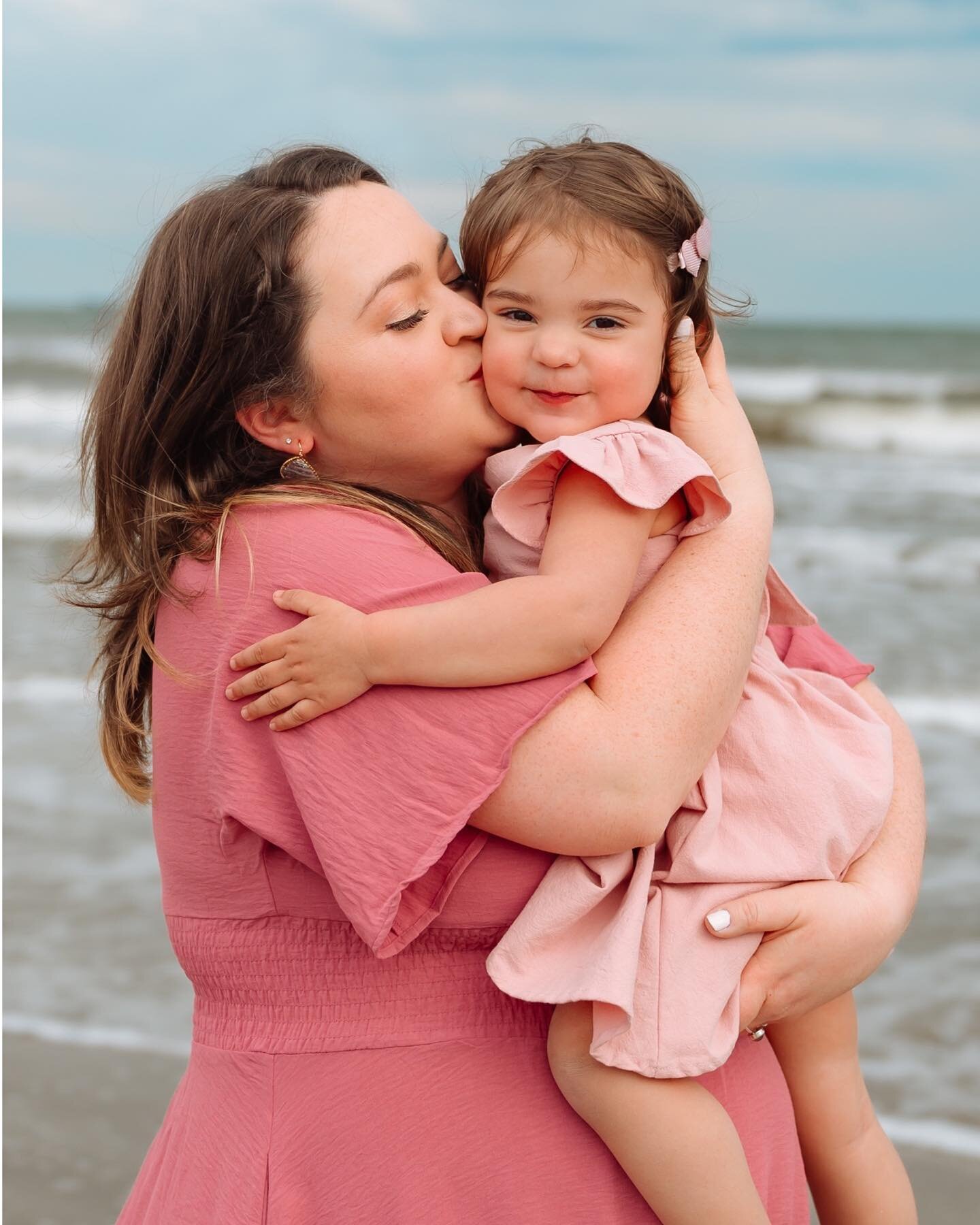 Catching some beauty between the rain. I could&rsquo;ve posted all of the images of this precious family session. This baby girl loves her mommy and daddy. 😍

#katiehaukebophotography #familyphotography #galvestonphotographer #familyphotographers #g