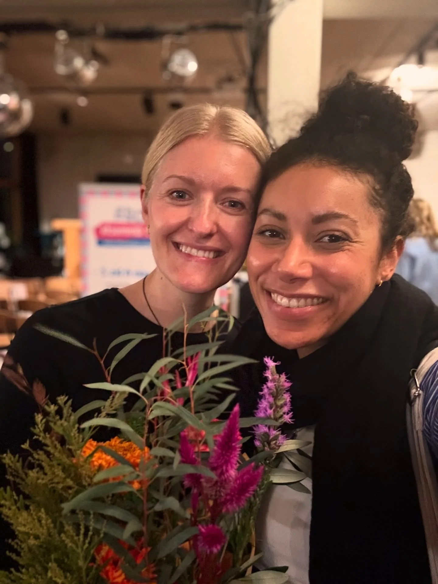 Im November gab&rsquo;s viel Bewegung. Alles im Fluss :) 

1. Finally met @yogaalsberuf 🌸danke f&uuml;r die sch&ouml;ne Konferenz, Antonia 
2. viel Kaffee ☕️
3. die freien Minuten meistens auf der Couch 
4. more Online Yoga uploading 🤗(stay tuned) 