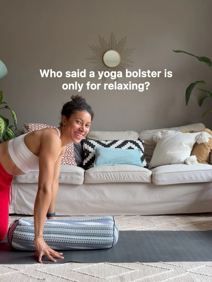 Direkt abspeichern f&uuml;rs n&auml;chste R&uuml;cken Workout 📌💪🏽

Die meisten nutzen ein Yoga Bolster zum Entspannen &mdash; in meinen R&uuml;cken Yoga Stunden nutzen wir es auch gezielt f&uuml;r R&uuml;ckenkraft. 

Gerade f&uuml;r Schultern, obe