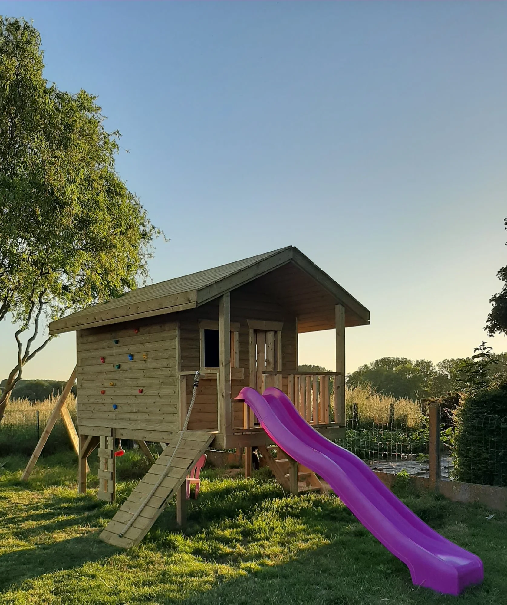 Custom-made speelhuisje geïmpregneerd grenenhout.jpg