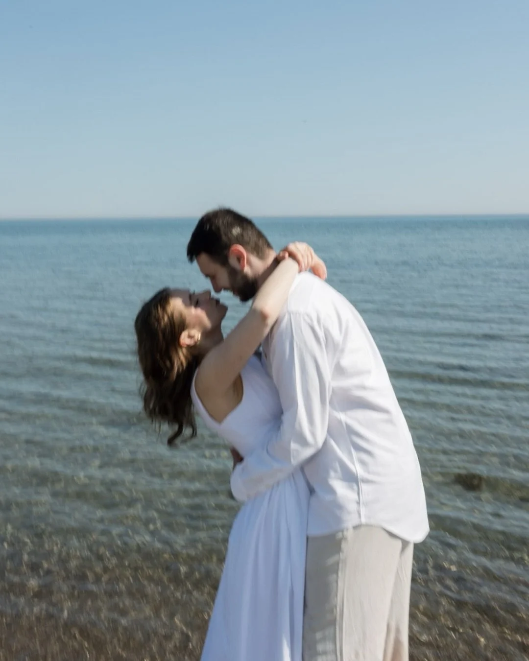 Bringing some sunshine and blue skies to this grey day with Alannah &amp; Oli&rsquo;s August engagement session.