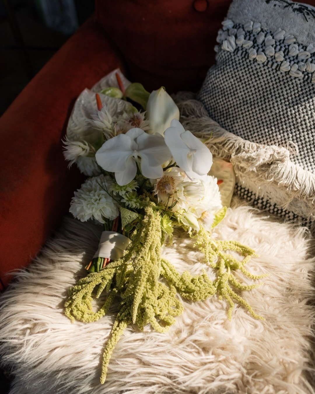 From day one, when we first chatted, Kaylee had a vision for her wedding details. @roseandshine_to definitely understood the assignment. From the soft pink florals juxtaposed with the pops of orange against the velvet green table cloths topped with p