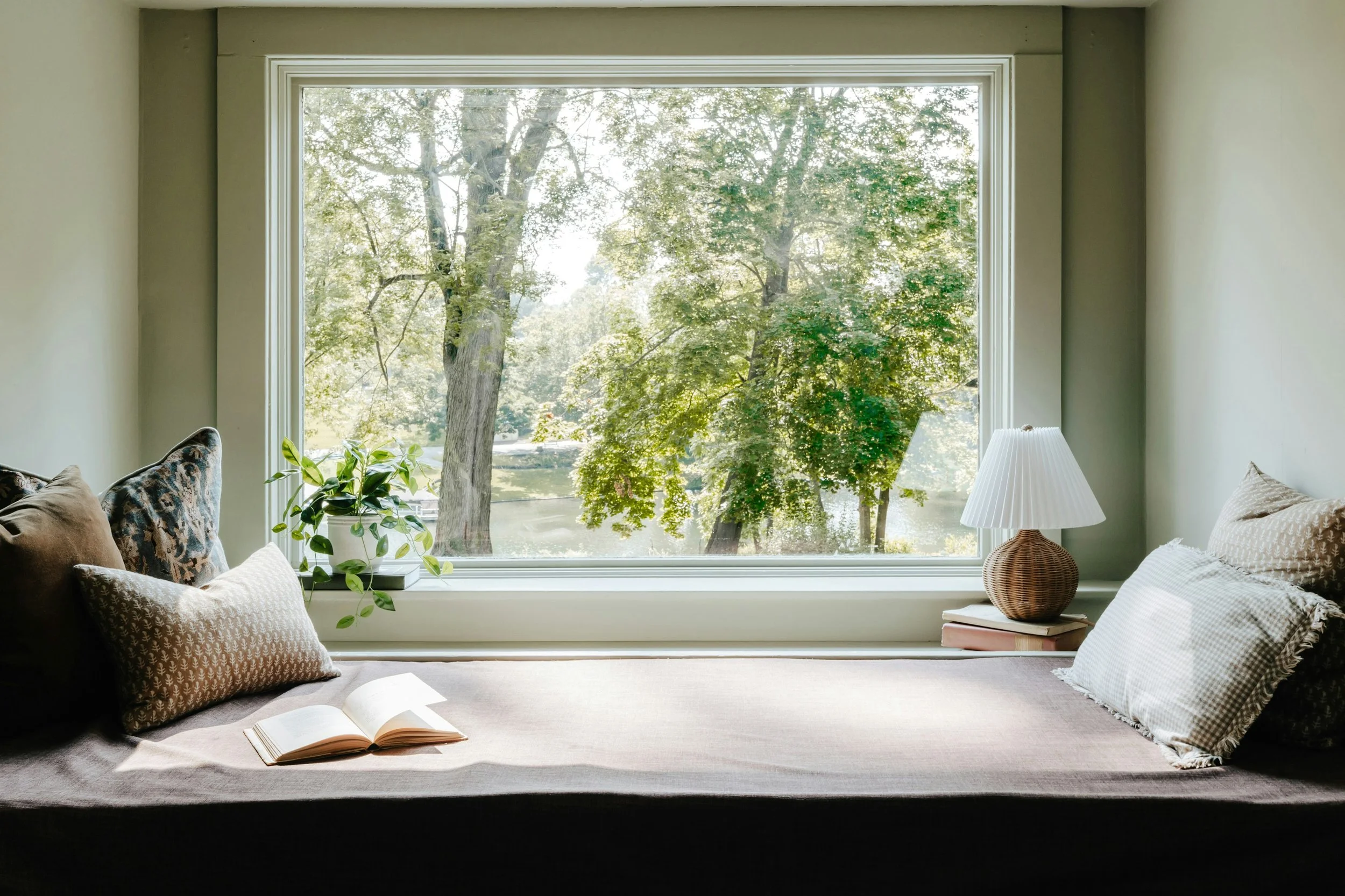 An image of a peaceful window setting to demonstrate the healing container and space that is possible with a retreat-style IFS informed EMDR therapy intensive.