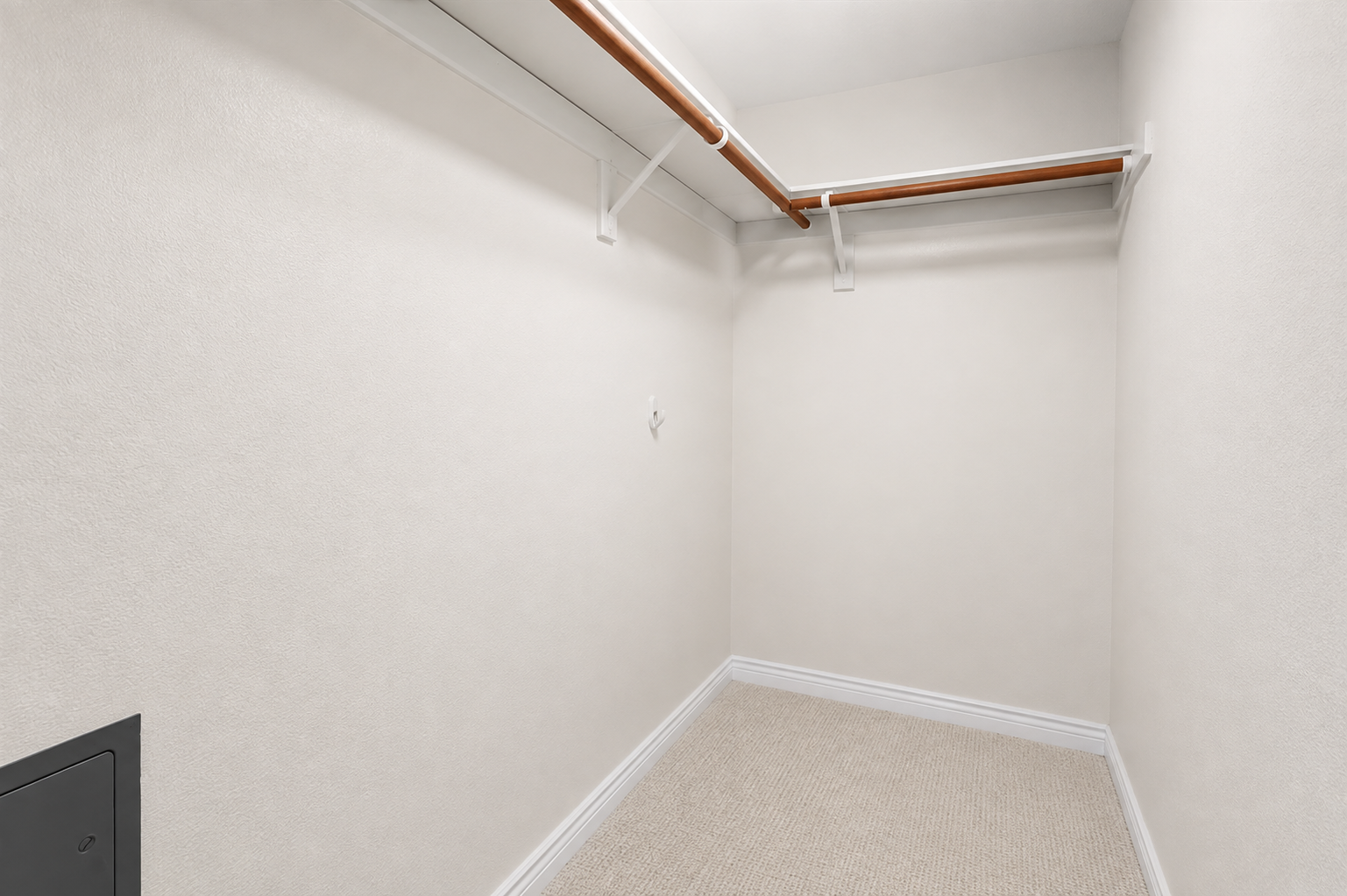 bedroom2 closit.jpg