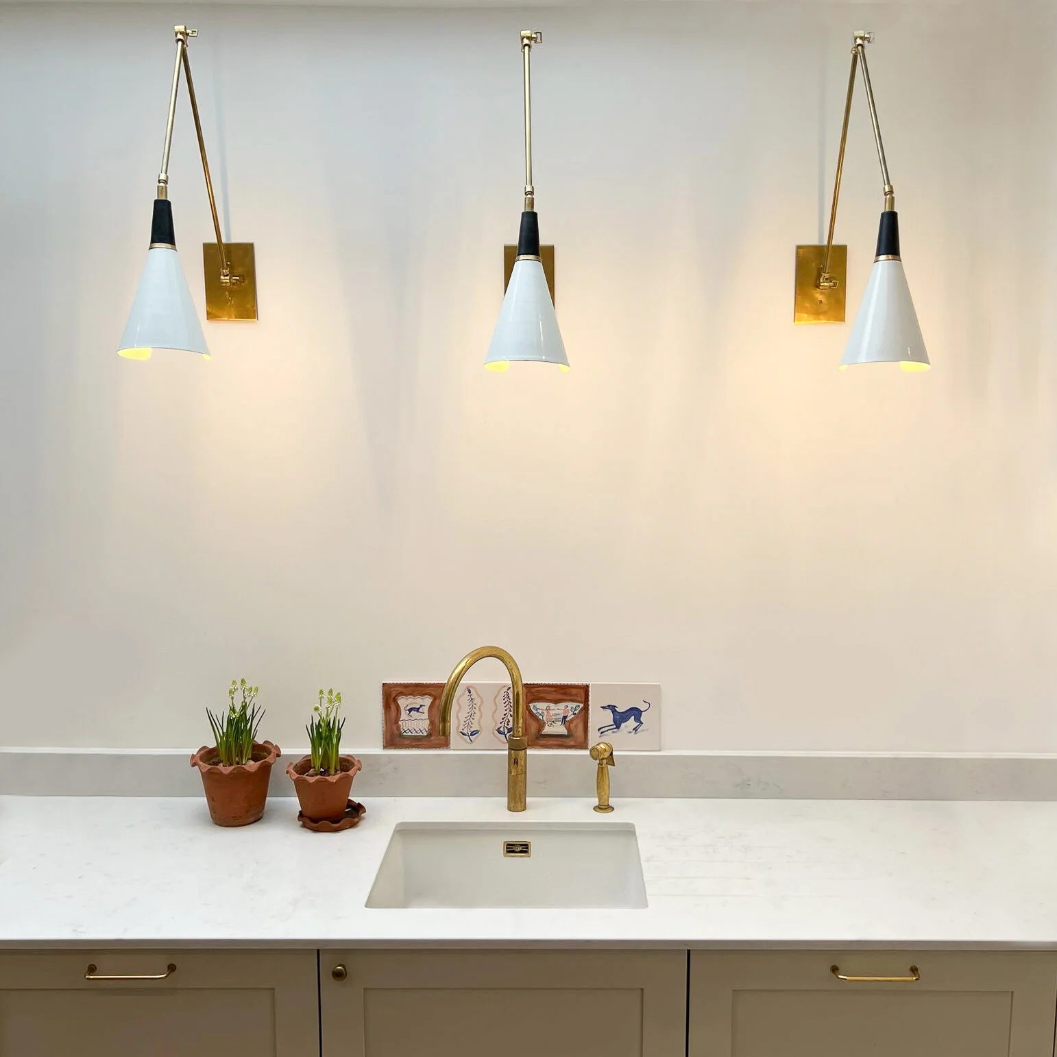 A vignette of a recently completed minimal and welcoming Forest Gate kitchen.
Taking the time to plan the layout, lighting and storage are key to achieving a practical and timeless kitchen design. For this client it was important to find the balance