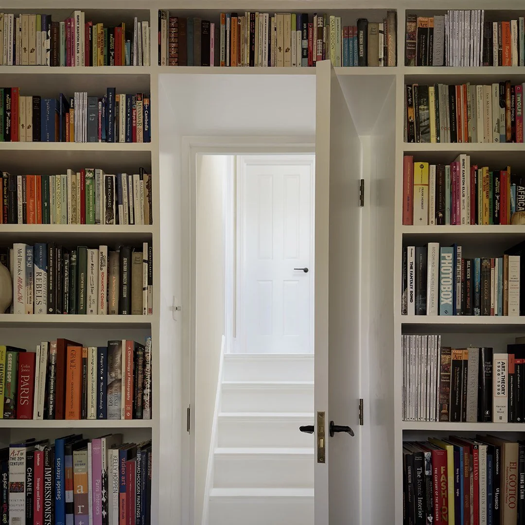 One of the standout features of this renovation project is the bespoke library wall built around the study door. Not only does it provide ample storage, but it was created to ensure a harmonious flow without compromising on style or function.
If you