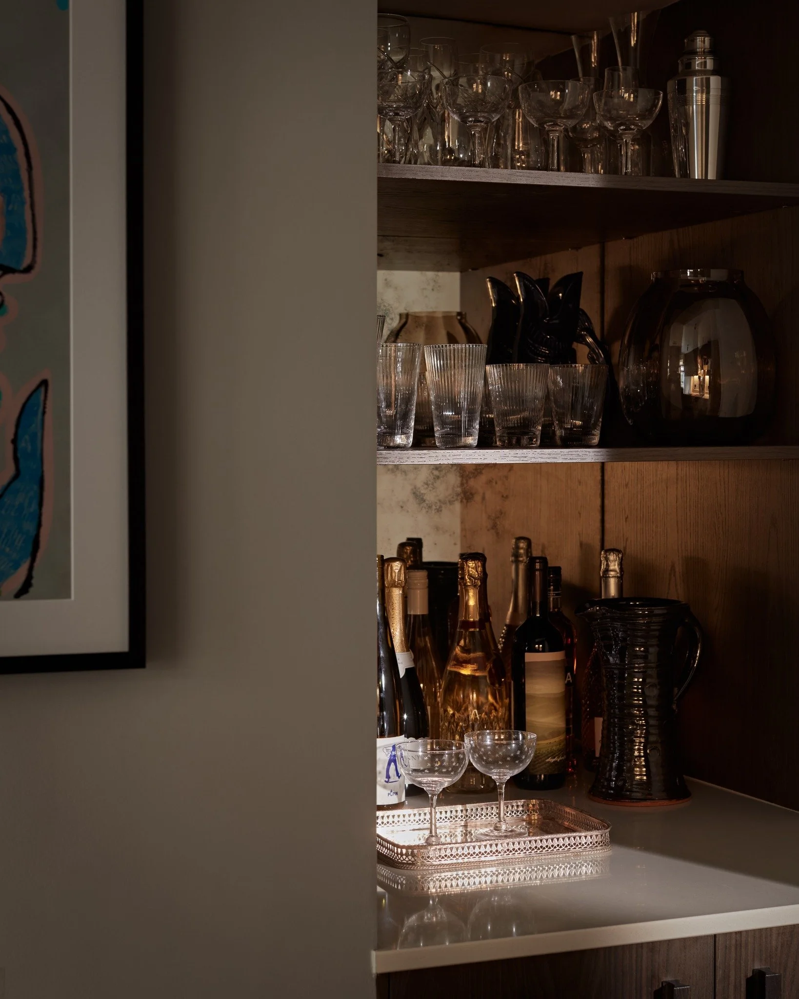 A peek into this North London kitchen, created by us, where a bespoke drinks cabinet was essential. Natural materials, earthy hues and warm mood lighting come together to create a space designed for everyday living and effortless hosting.

Whether yo