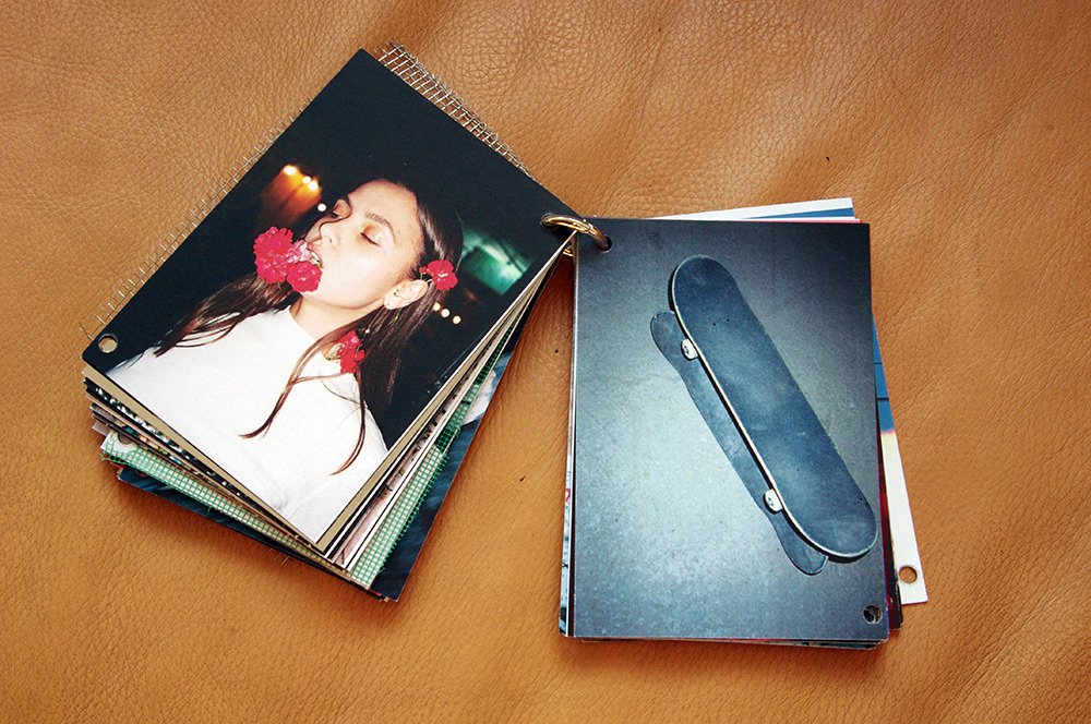 Keyring binding, different materials included, like color foils, mirror paper or metallic pieces