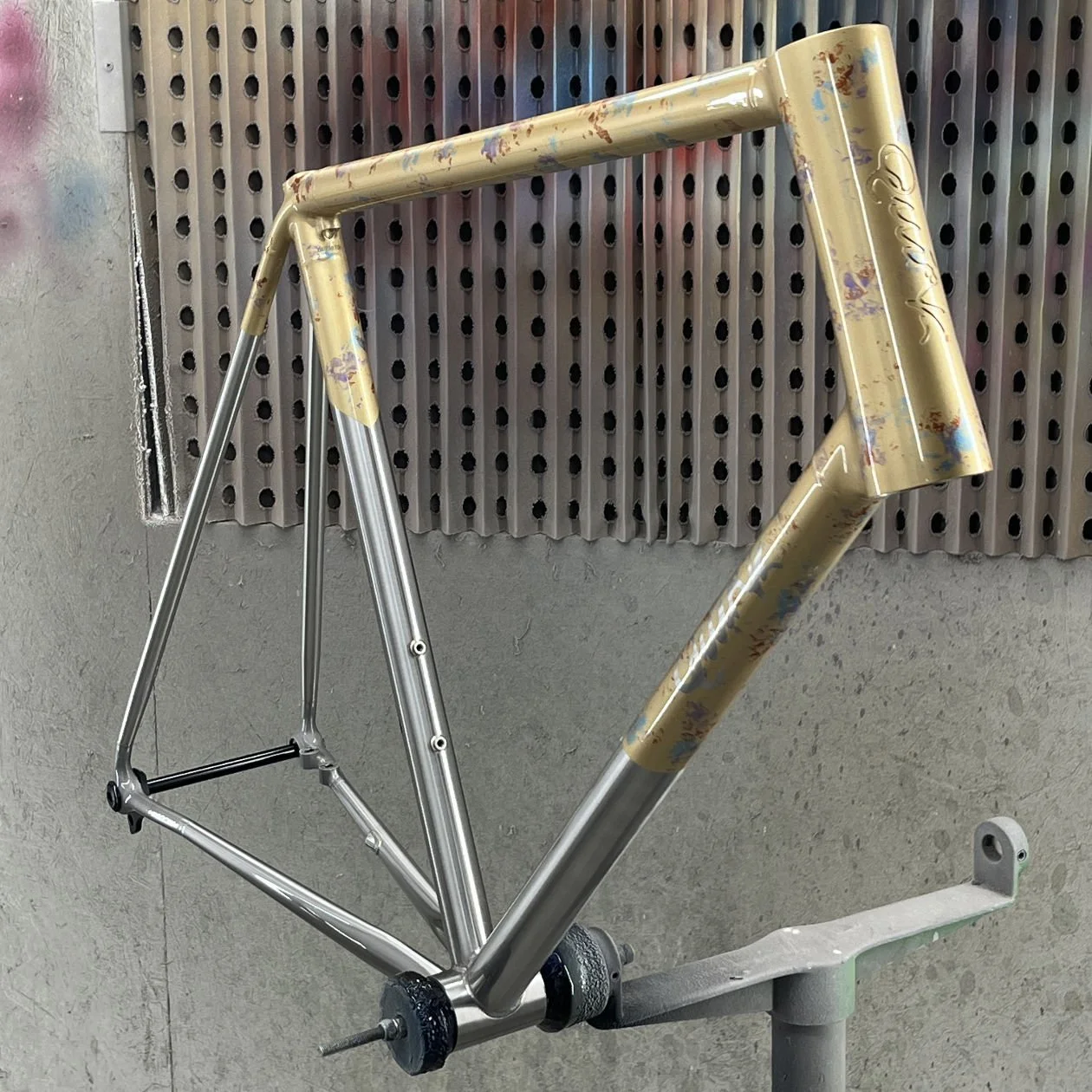 stout-cycles-quirk-stainless-steel-custom-paint-03.jpg