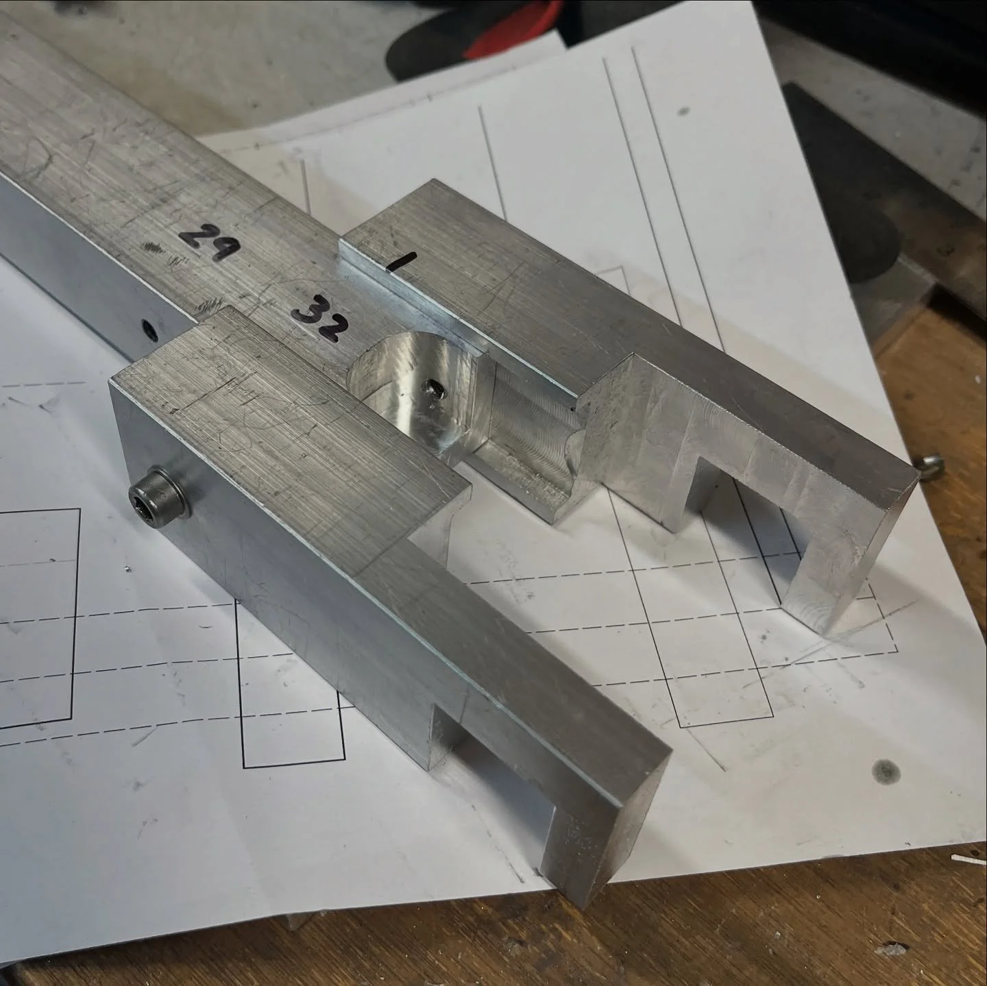 Sadly, 32&rdquo; wheels makes my Stay-n-Place&trade; tyre width doo-dah a bit redundant&hellip;🫤 However, that provides a fine opportunity to create a new and improved version! 😀 #newtoolday #framebuilding #fixturemaking