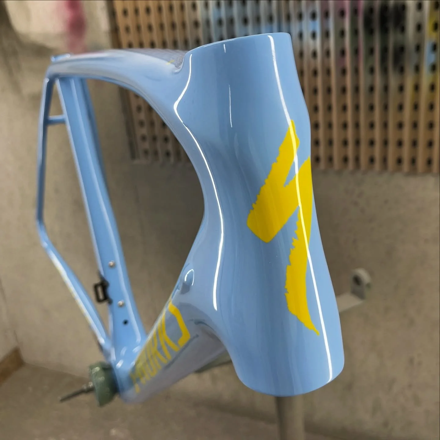 Another S-Works in a new colour way heading out the door tomorrow. Only a couple more projects to complete before the break! Will be wireless shifting so cable routing holes filled and tidied up.