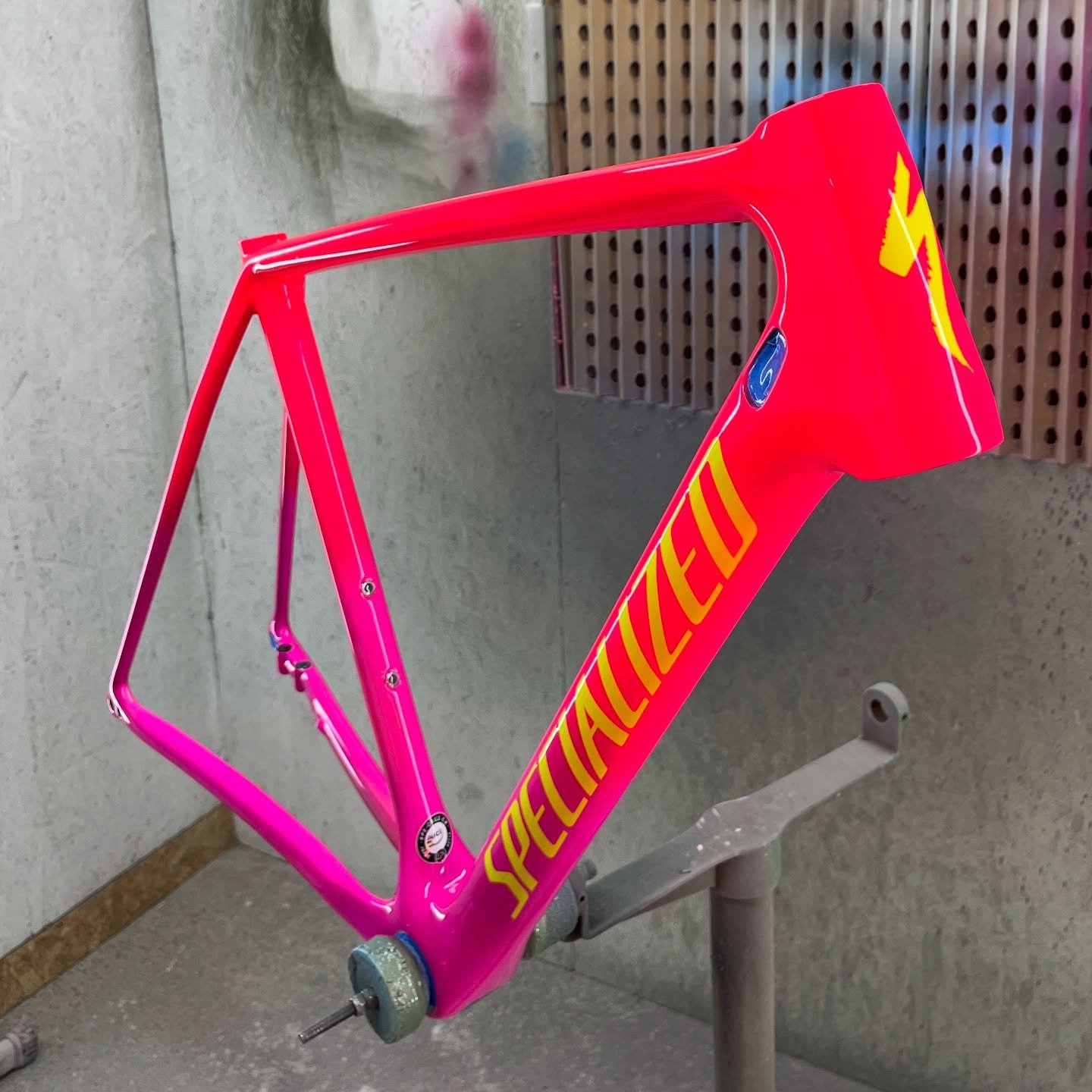 Penultimate job before the break and another Specialized in for repair this time a Crux). Been hanging around for a while till I got a match for the acid pink, but done now - and boy, does it pop!